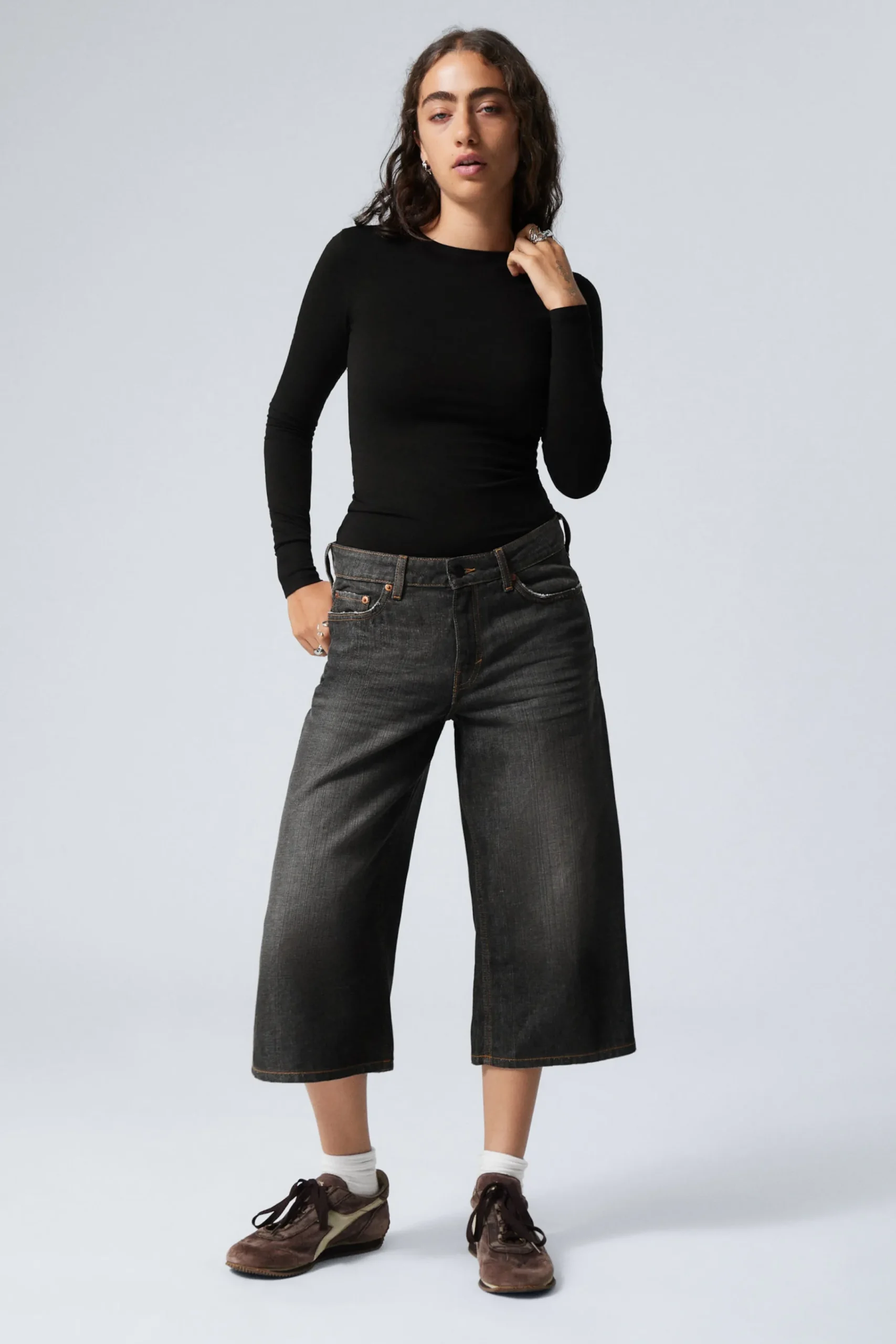 Weekday Shorts<AMPLE LÅGA JEANSSHORTS MED LÖS PASSFORM