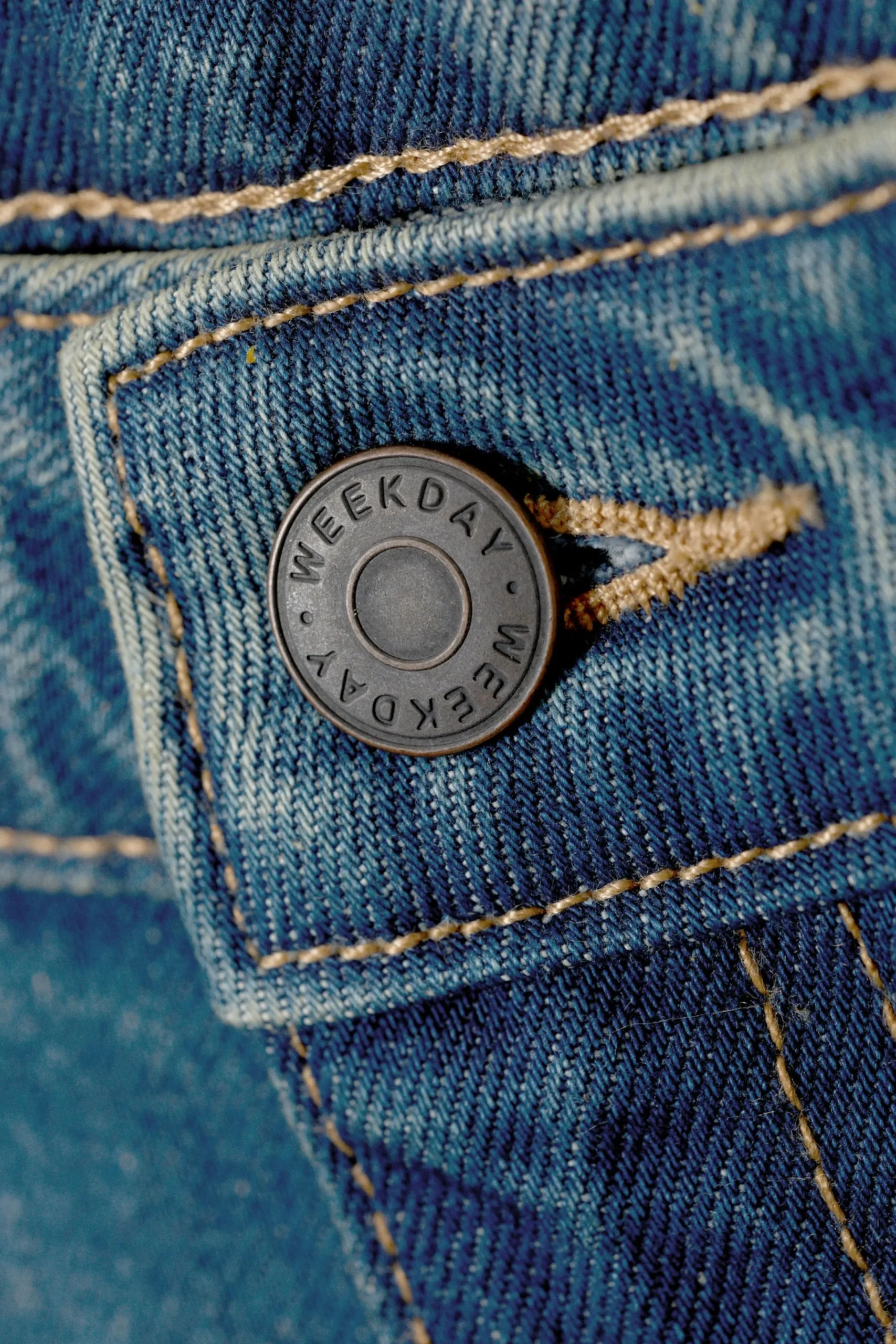 Weekday Shorts<AMPLE LÅGA JEANSSHORTS MED LÖS PASSFORM