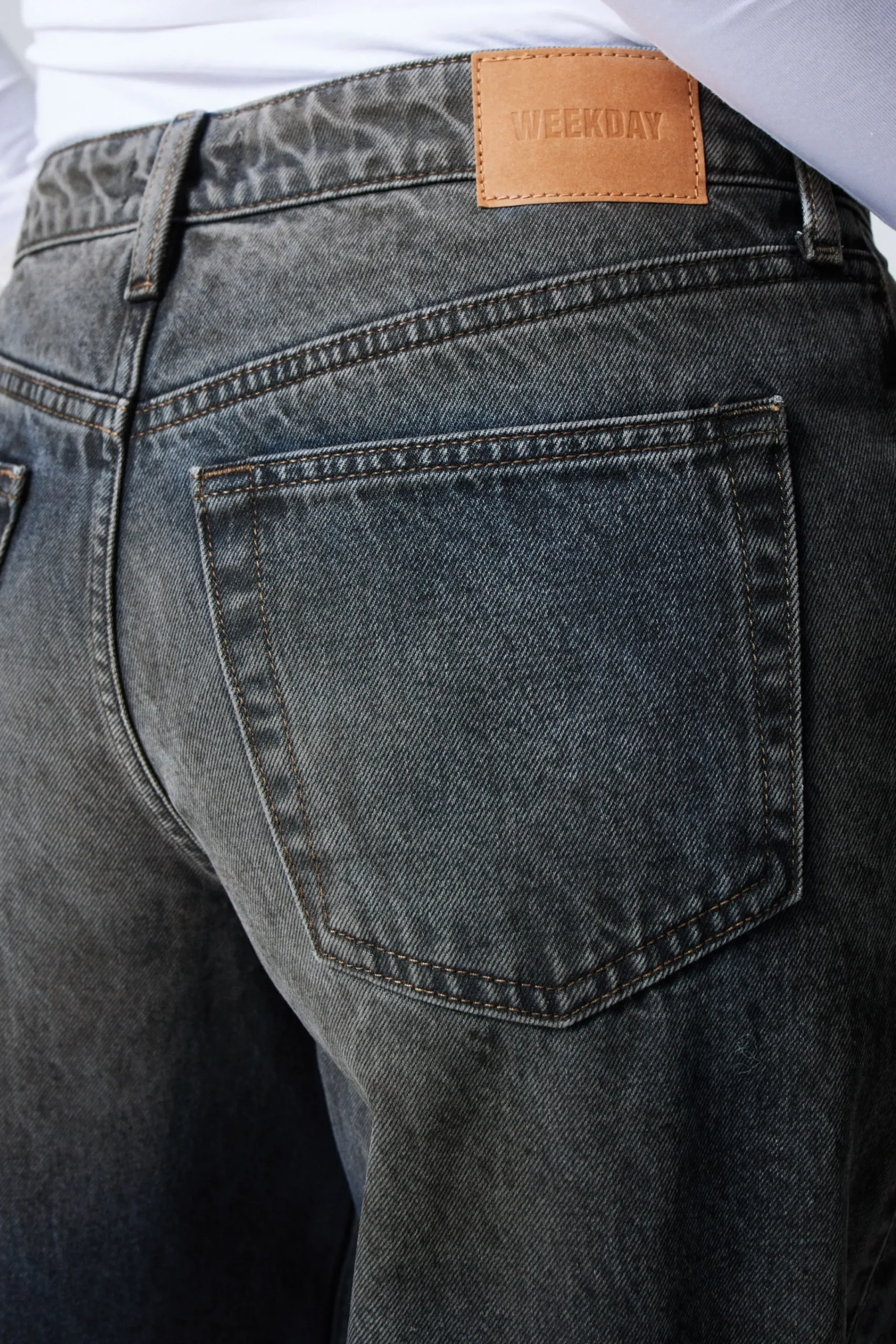 ample_lga_ledig_leriga_jeans_3.webp Weekday Jeans<AMPLE LÅGA LEDIG LERIGA JEANS