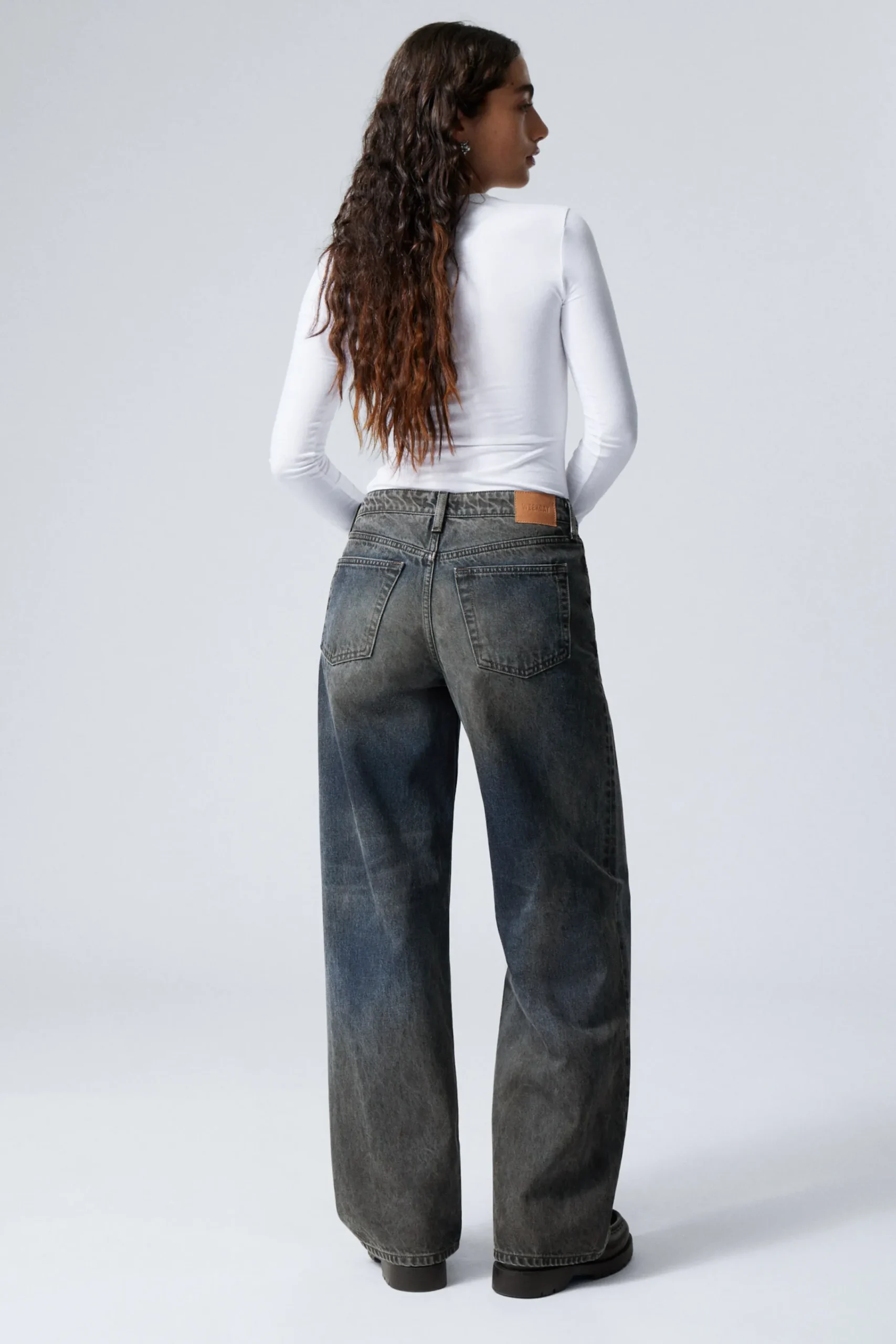 ample_lga_ledig_leriga_jeans_4.webp Weekday Jeans<AMPLE LÅGA LEDIG LERIGA JEANS