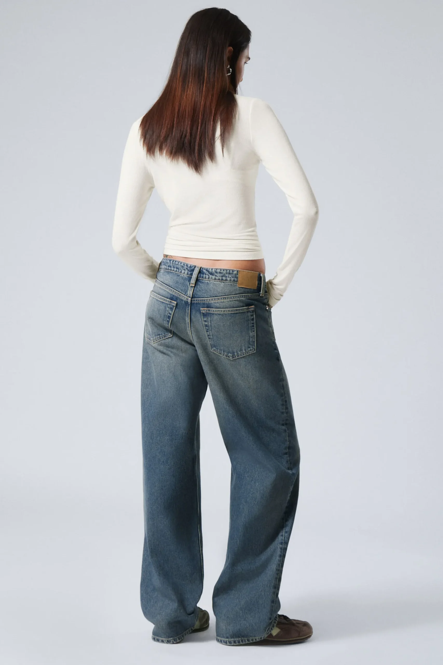 ample_low_waist_loose_wide_leg_jeans_3-9.webp Weekday Jeans<AMPLE LOW WAIST LOOSE WIDE LEG JEANS