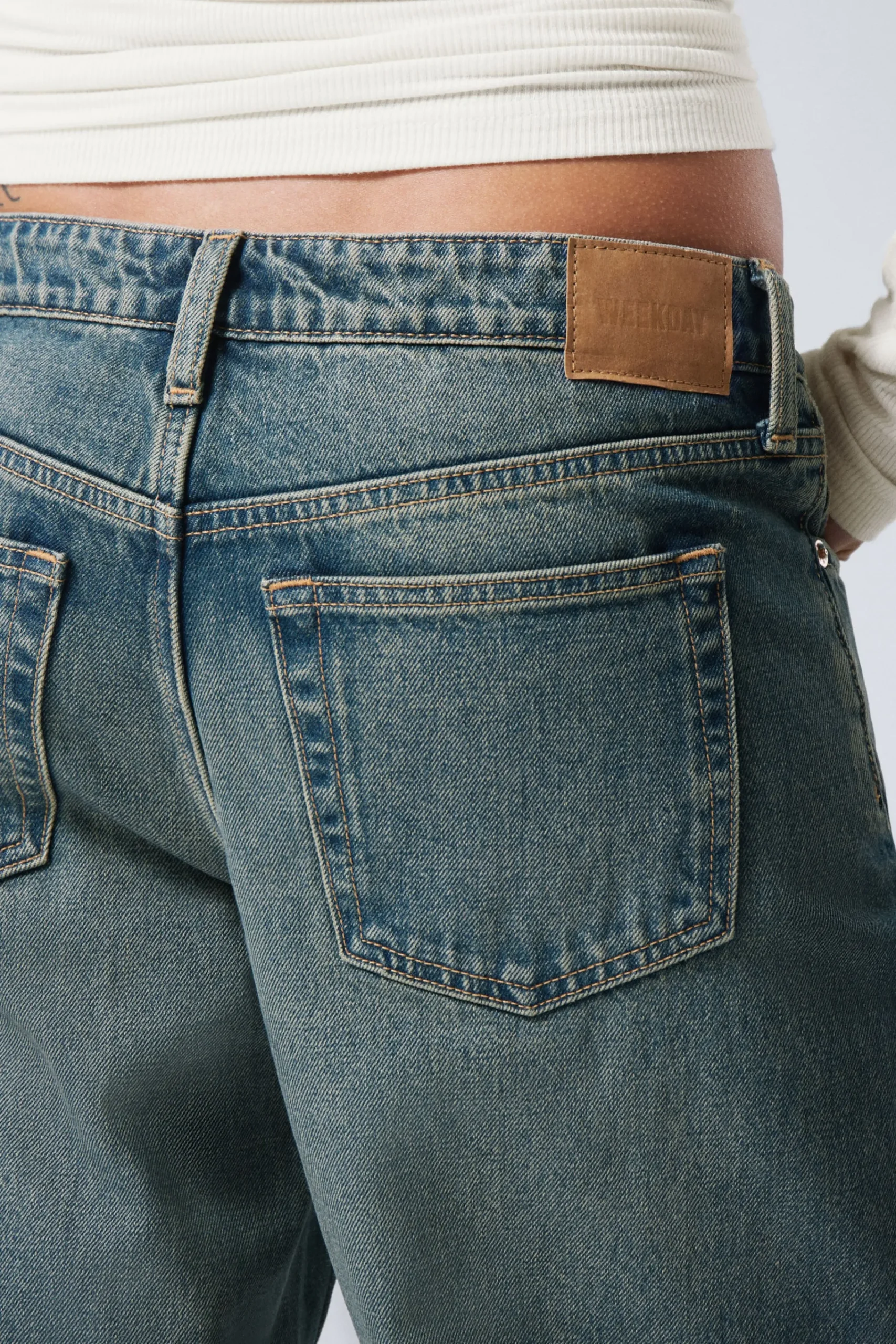 ample_low_waist_loose_wide_leg_jeans_4-9.webp Weekday Jeans<AMPLE LOW WAIST LOOSE WIDE LEG JEANS