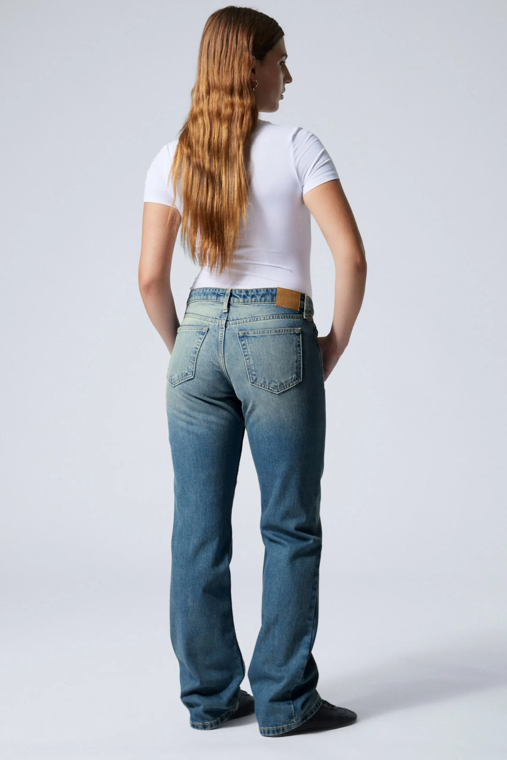 arrow_low_waist_regular_straight_leg_jeans_4-4.webp Weekday Jeans<ARROW LOW WAIST REGULAR STRAIGHT LEG JEANS