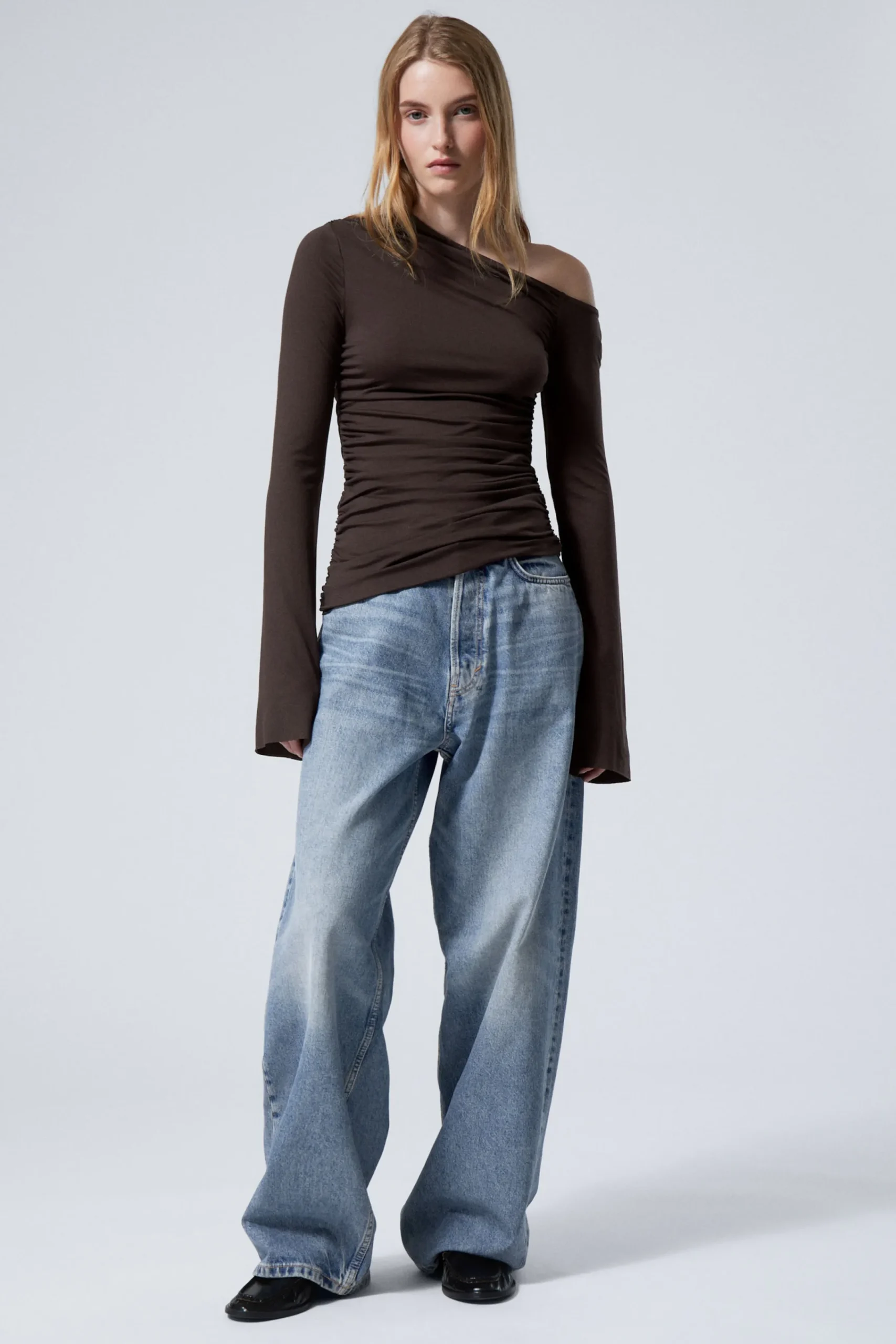 draperad_asymmetrisk_lyocelltopp_2.webp Weekday Toppar<DRAPERAD ASYMMETRISK LYOCELL-TOPP