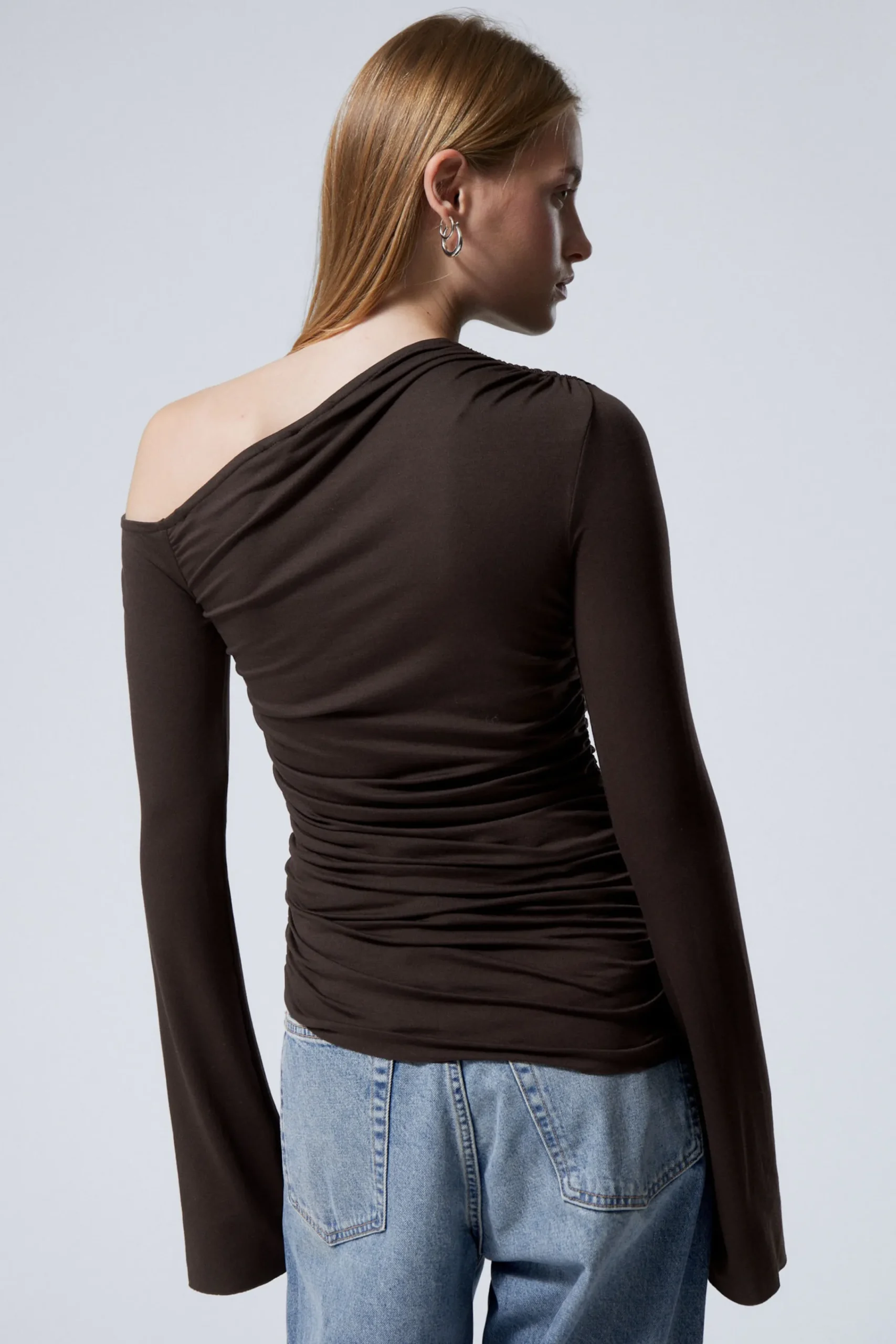draperad_asymmetrisk_lyocelltopp_4.webp Weekday Toppar<DRAPERAD ASYMMETRISK LYOCELL-TOPP