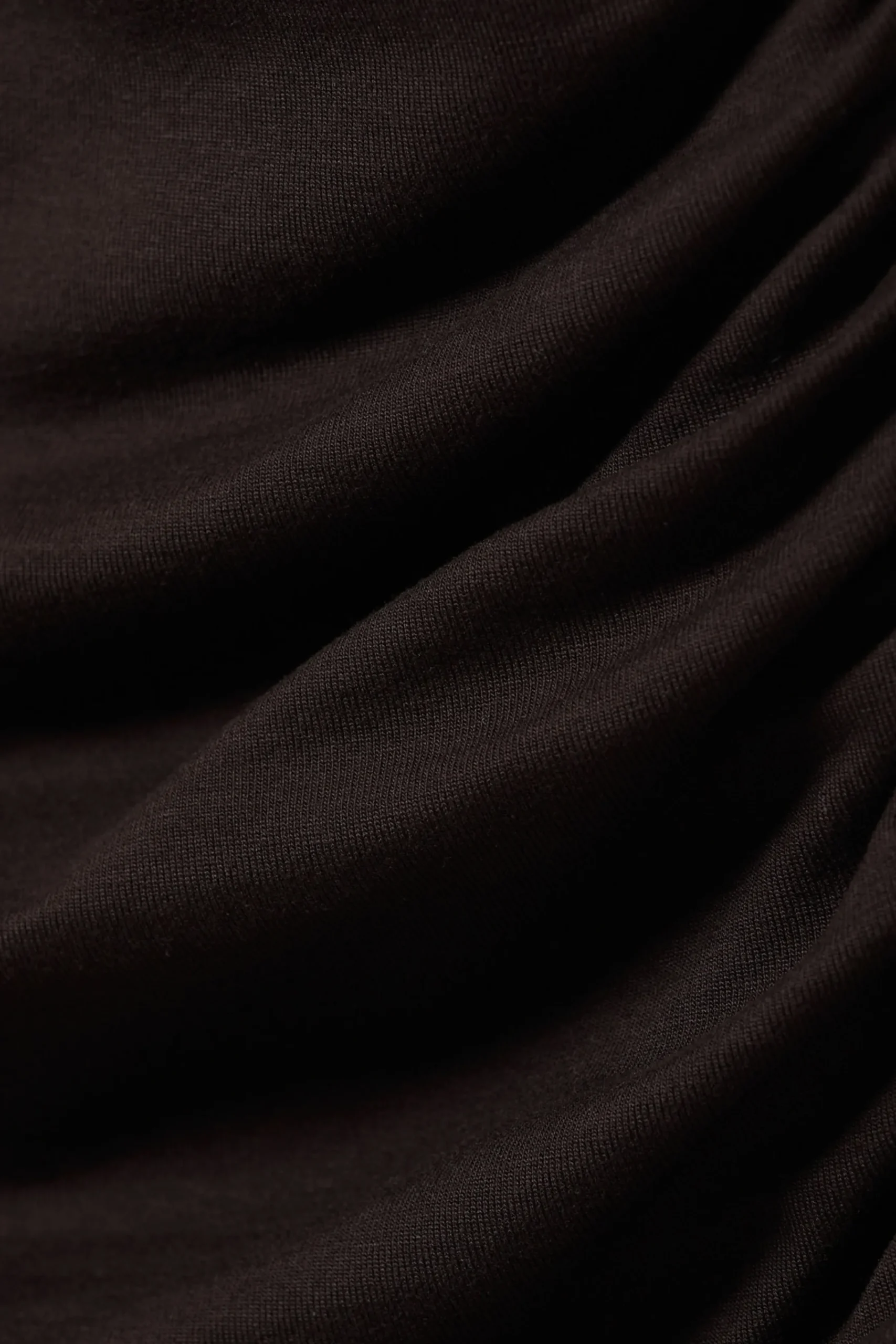 draperad_asymmetrisk_lyocelltopp_5.webp Weekday Toppar<DRAPERAD ASYMMETRISK LYOCELL-TOPP