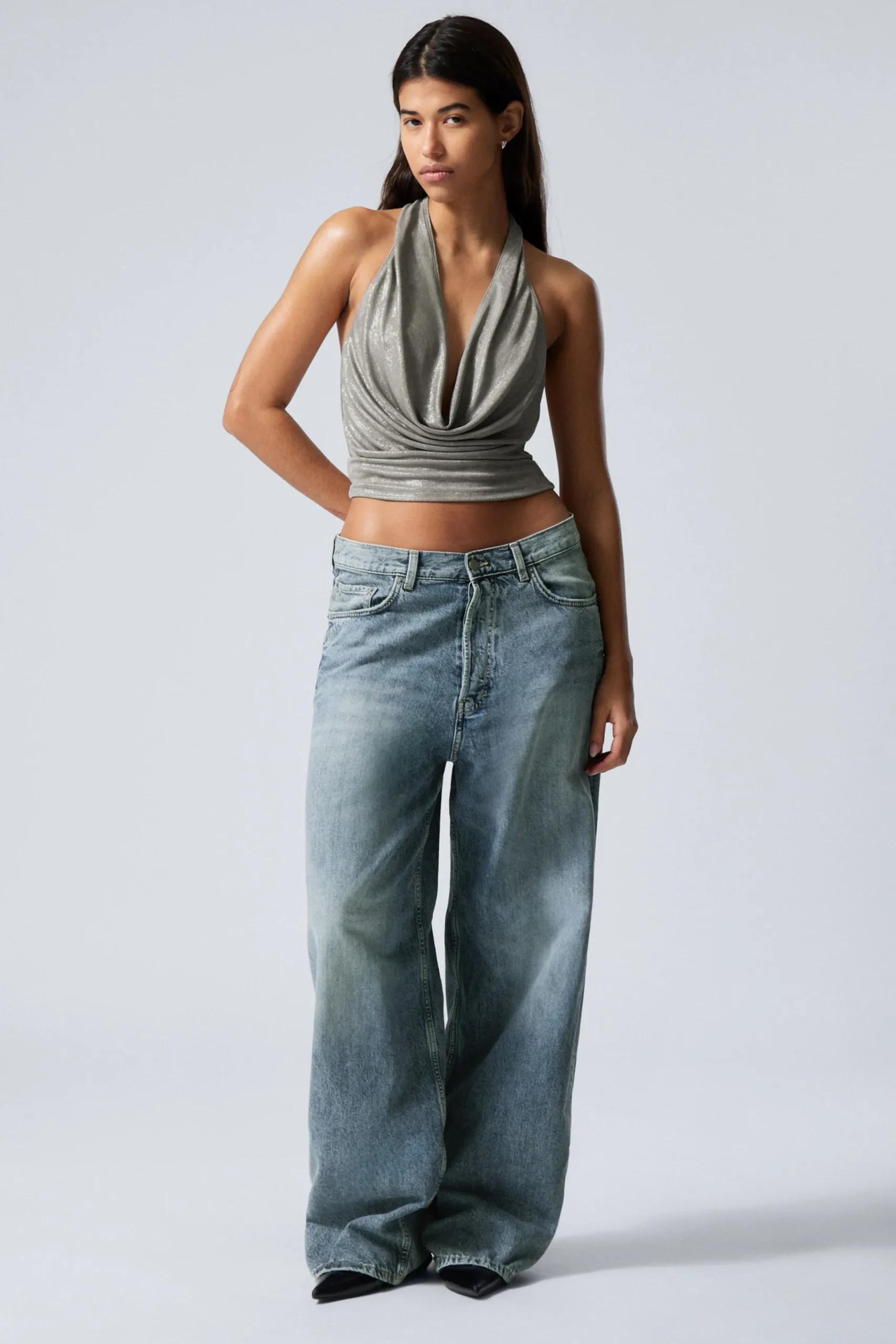 draperad_halternecktopp_2.webp Weekday Toppar<DRAPERAD HALTERNECK-TOPP