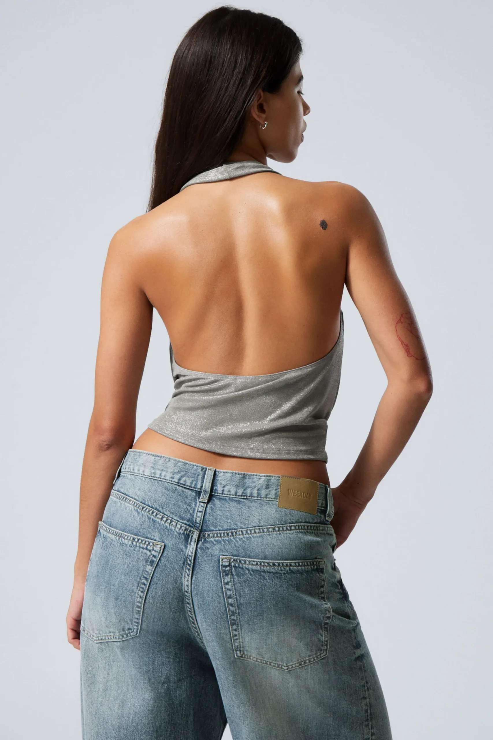draperad_halternecktopp_4.webp Weekday Toppar<DRAPERAD HALTERNECK-TOPP