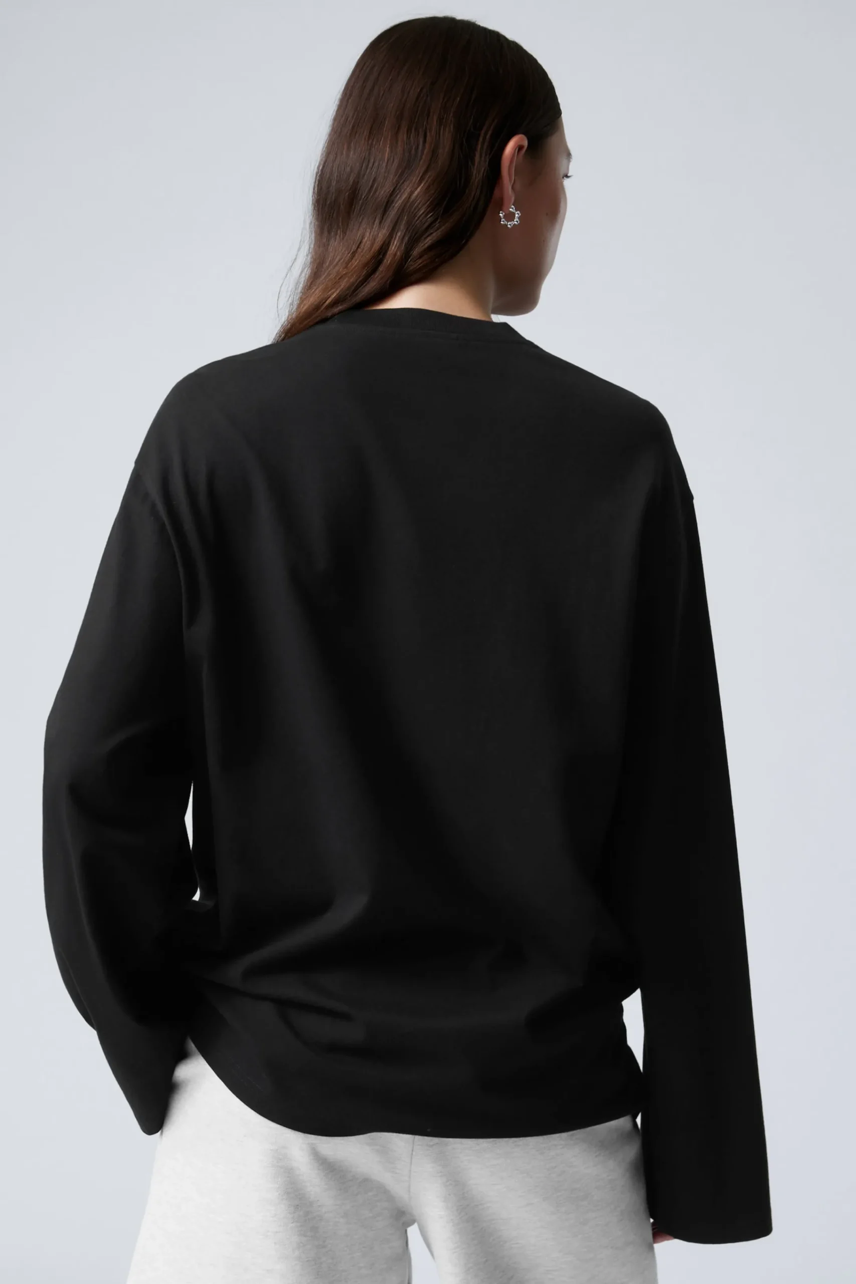 en_oversized_lngrmad_tshirt_3-1.webp Weekday Basplagg | Toppar<EN OVERSIZED LÅNGÄRMAD T-SHIRT