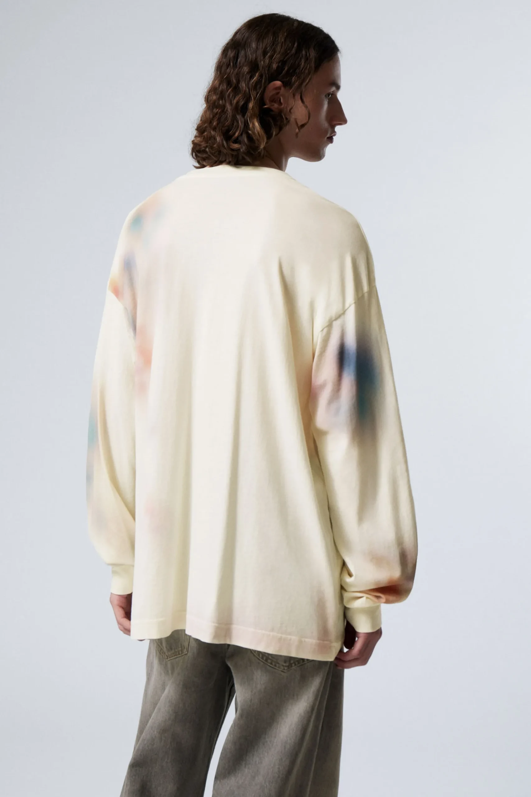 grafisk_oversized_lngrmad_tshirt_3.webp Weekday Graphics | T-Shirtar & Toppar<GRAFISK OVERSIZED LÅNGÄRMAD T-SHIRT