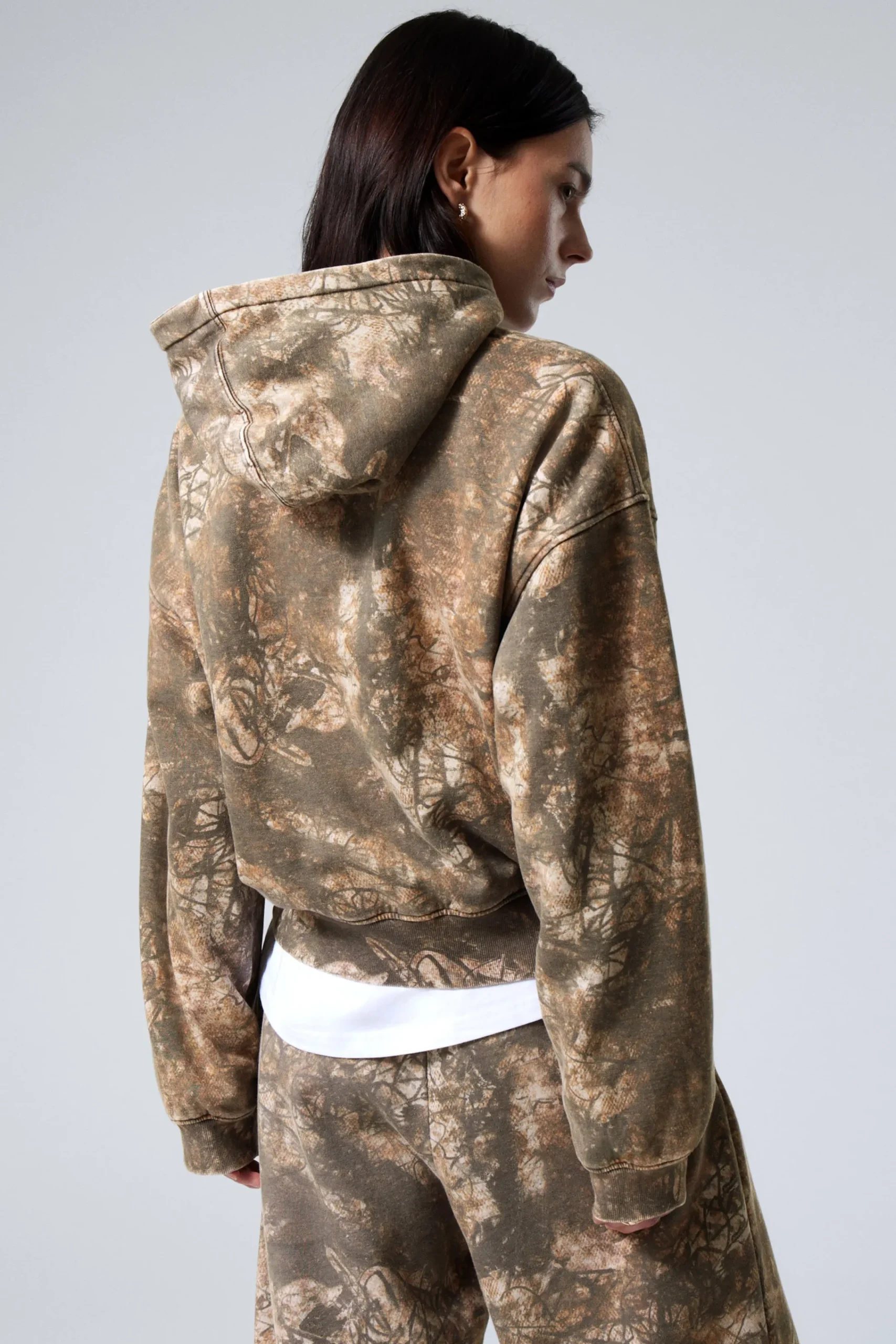 ledig_hoodie_med_tryck_3.webp Weekday Hoodies<LEDIG HOODIE MED TRYCK