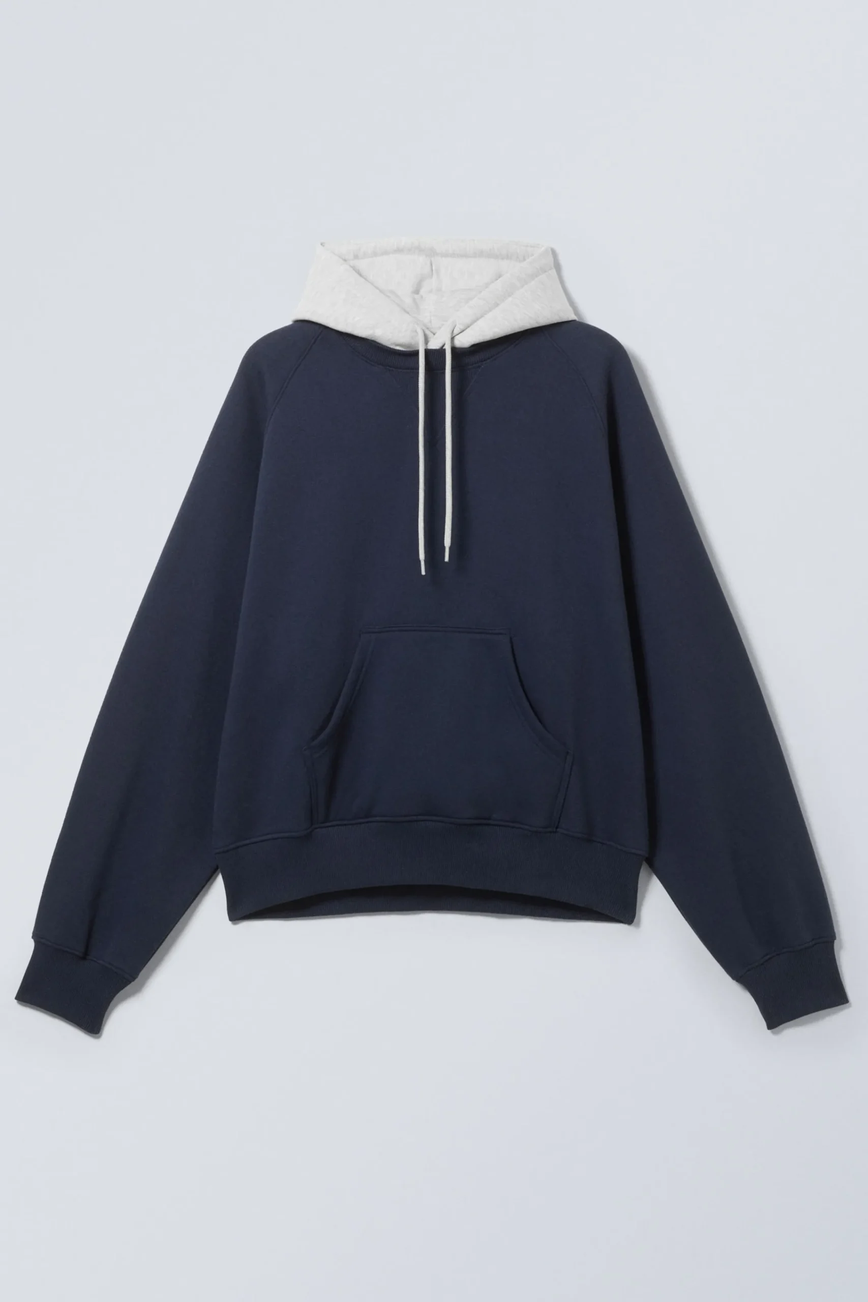 ledig_raglanhoodie_2-1.webp Weekday Basplagg | Hoodies<LEDIG RAGLAN-HOODIE