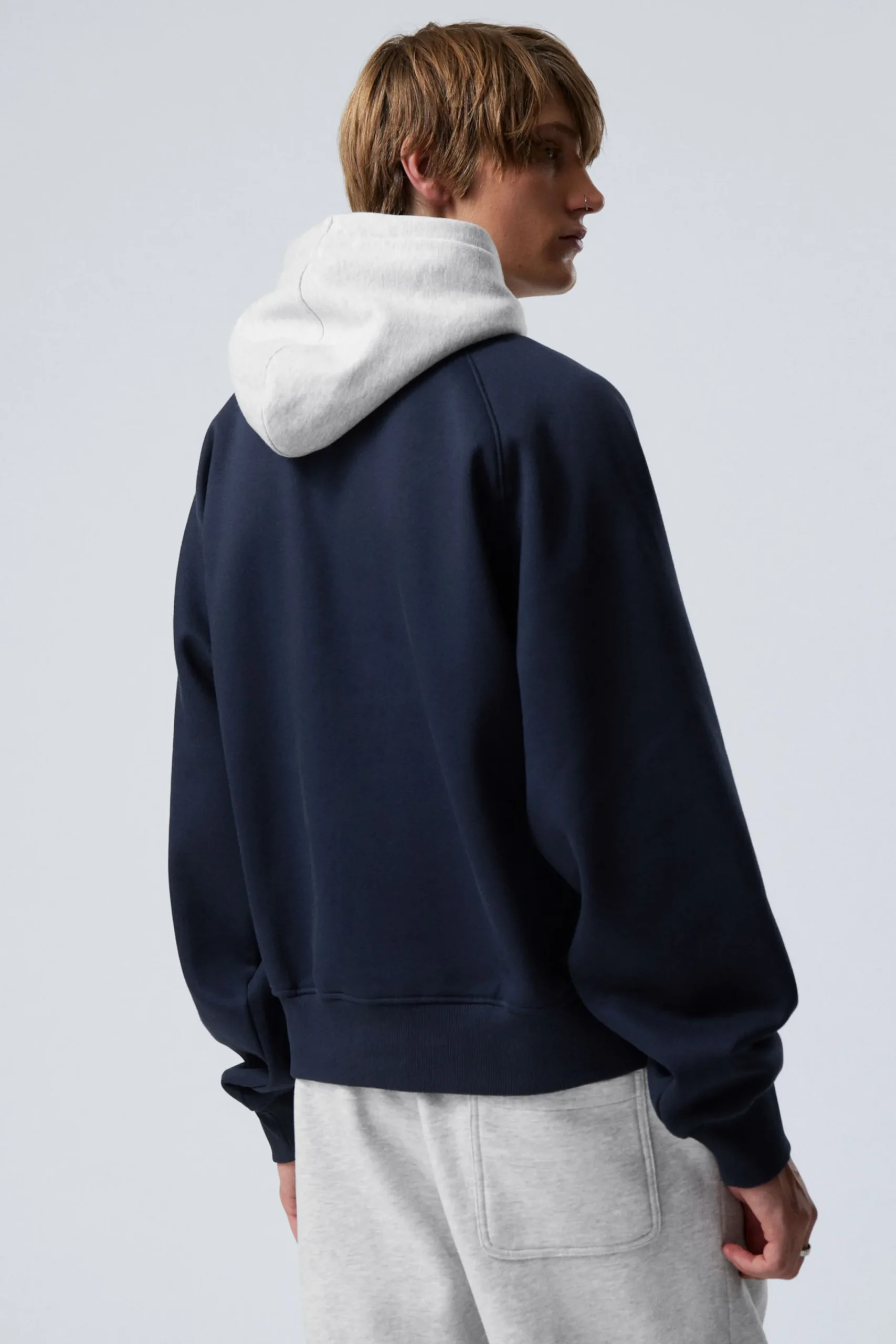ledig_raglanhoodie_3-1.webp Weekday Basplagg | Hoodies<LEDIG RAGLAN-HOODIE