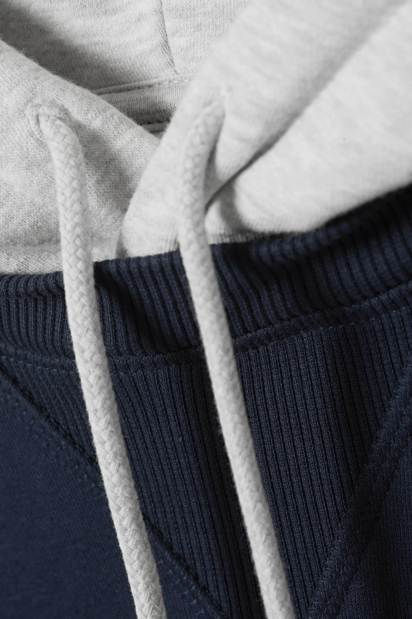 ledig_raglanhoodie_4.webp Weekday Basplagg | Hoodies<LEDIG RAGLAN-HOODIE