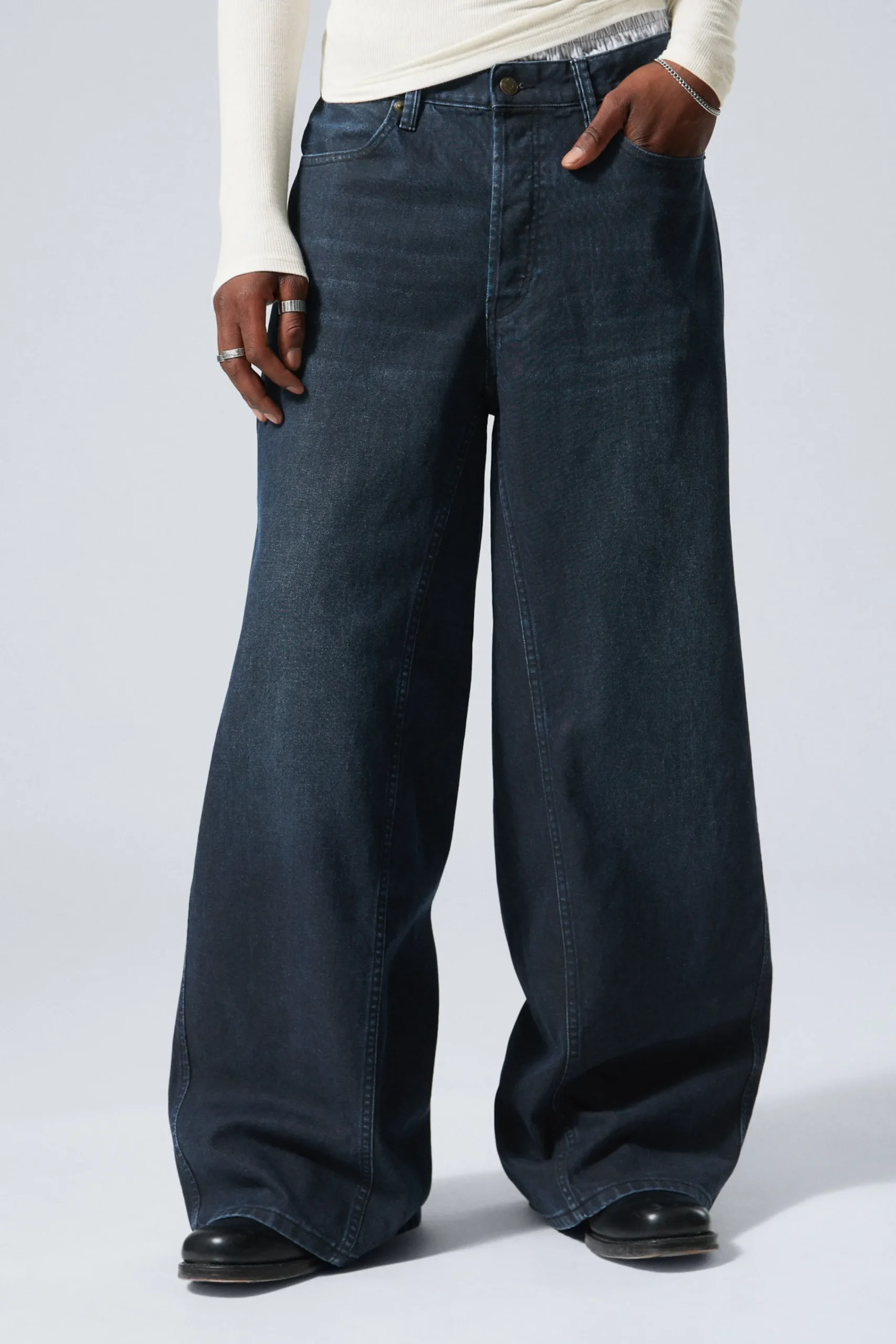 lediga_normalhga_vida_jeans_1.webp Weekday Jeans<LEDIGA NORMALHÖGA VIDA JEANS