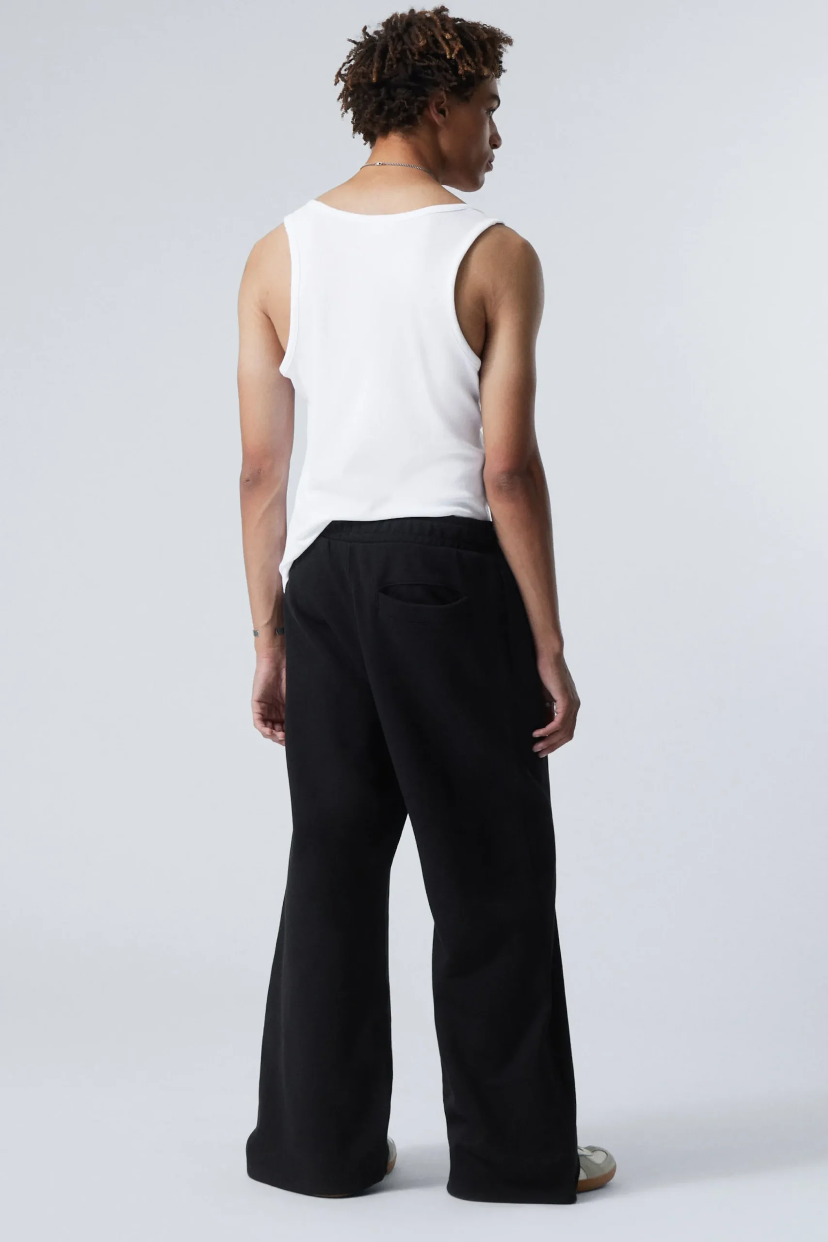 lediga_vida_kraftiga_sweatpants_3.webp Weekday Basplagg | Byxor<LEDIGA VIDA KRAFTIGA SWEATPANTS