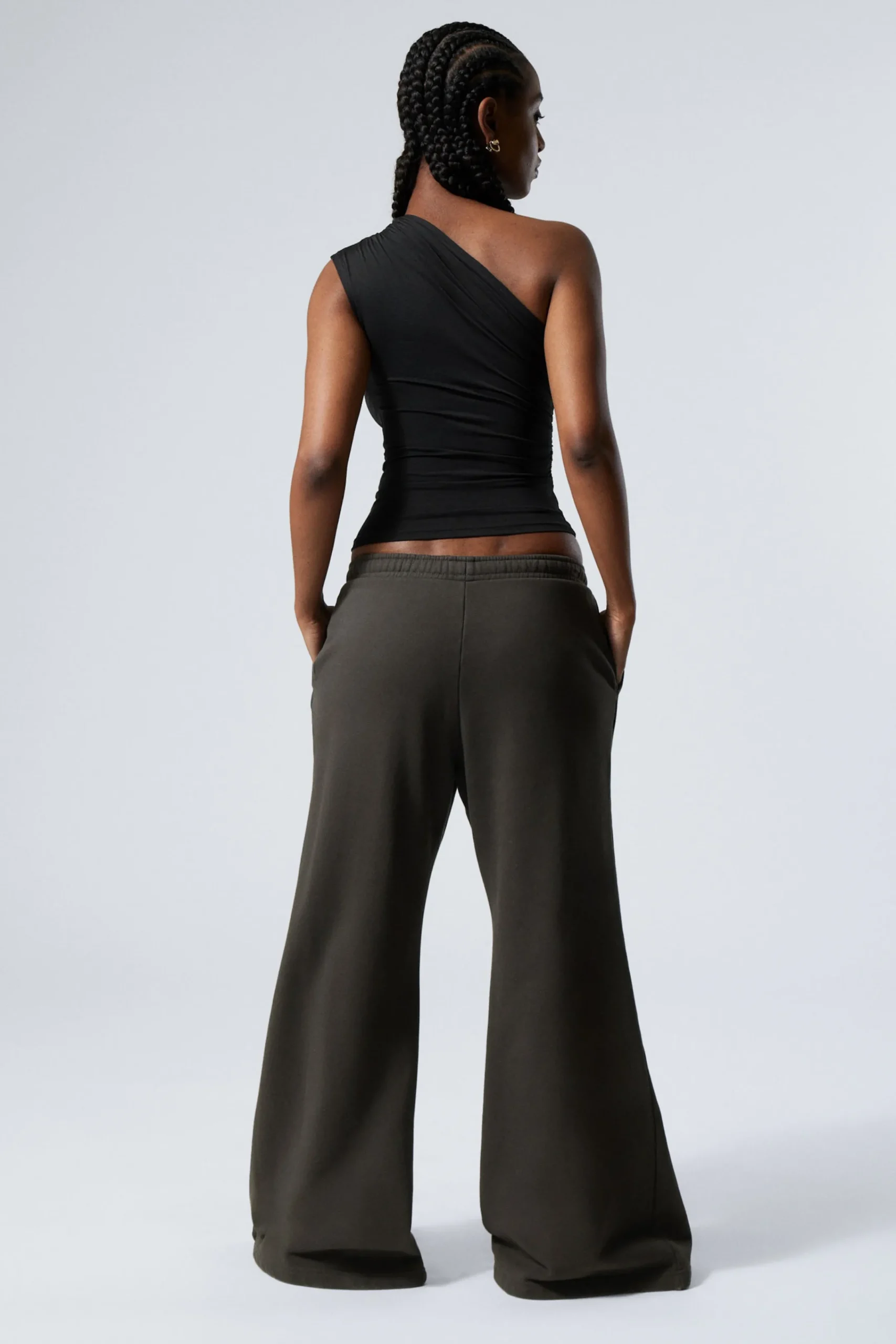 lgmidjade_avslappnad_utsvngd_tunga_sweatpants_2.webp Weekday Byxor | Basplagg<LÅGMIDJADE AVSLAPPNAD UTSVÄNGD TUNGA SWEATPANTS