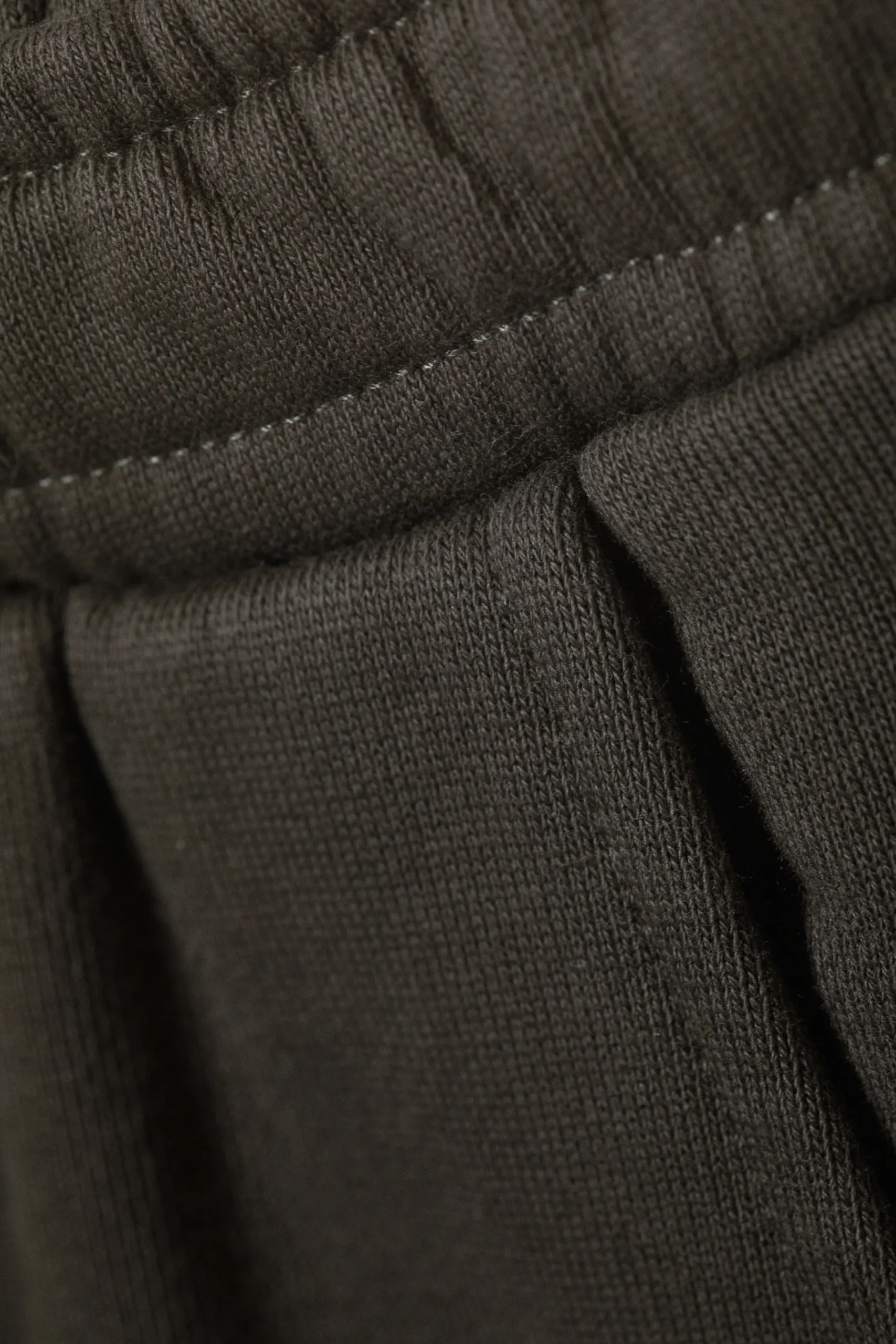 lgmidjade_avslappnad_utsvngd_tunga_sweatpants_3.webp Weekday Byxor | Basplagg<LÅGMIDJADE AVSLAPPNAD UTSVÄNGD TUNGA SWEATPANTS