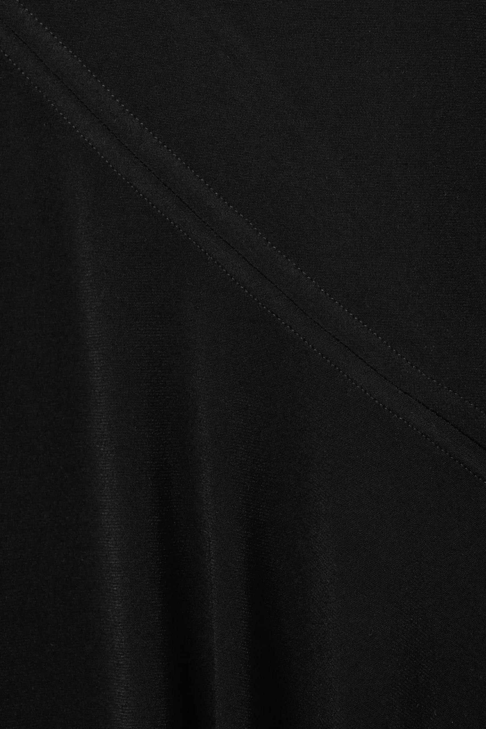 lngrmad_asymmetrisk_draperad_klnning_4.webp Weekday Klänningar<LÅNGÄRMAD ASYMMETRISK DRAPERAD KLÄNNING