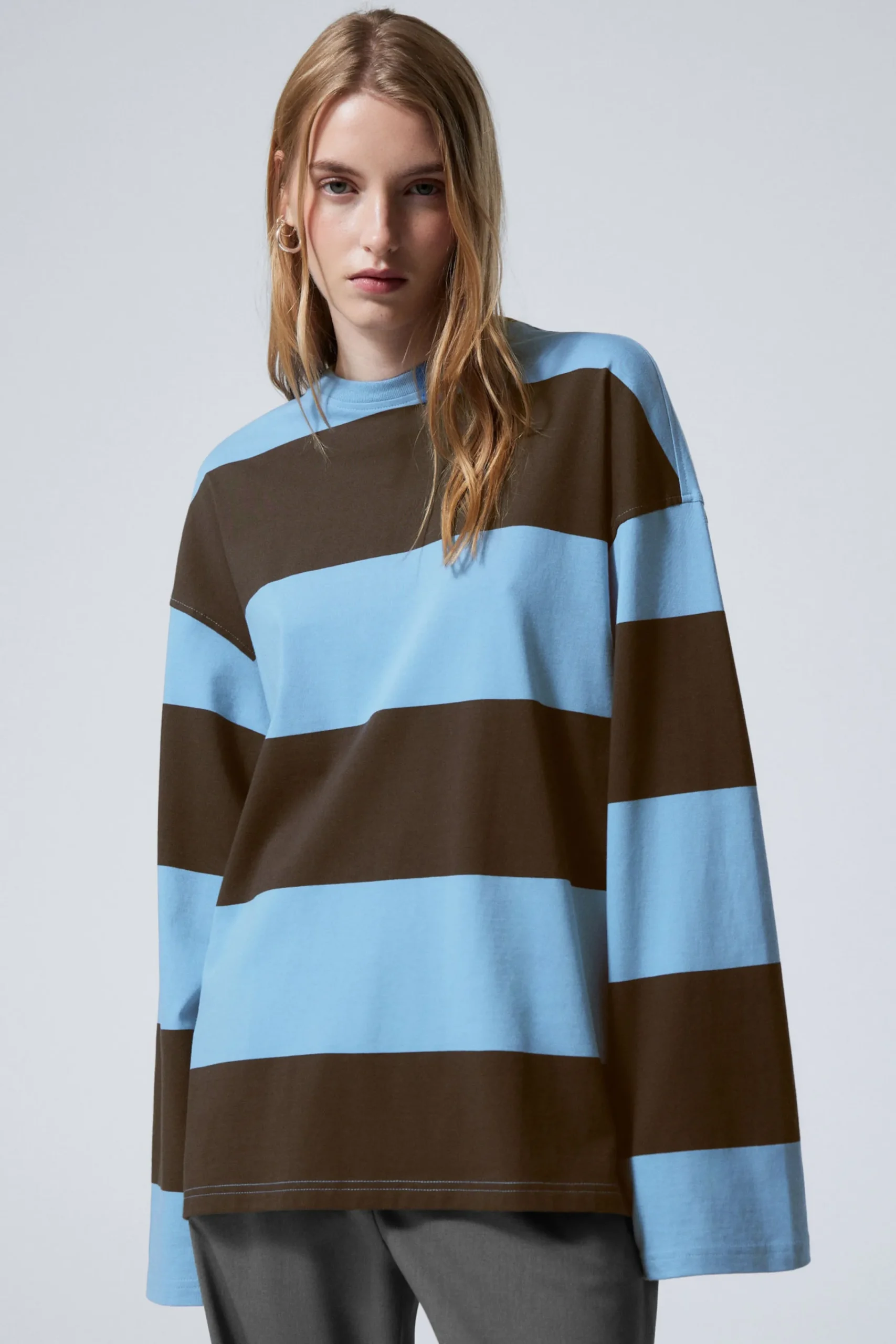 Weekday Toppar<LÅNGÄRMAD OVERSIZED T-SHIRT I BOMULL