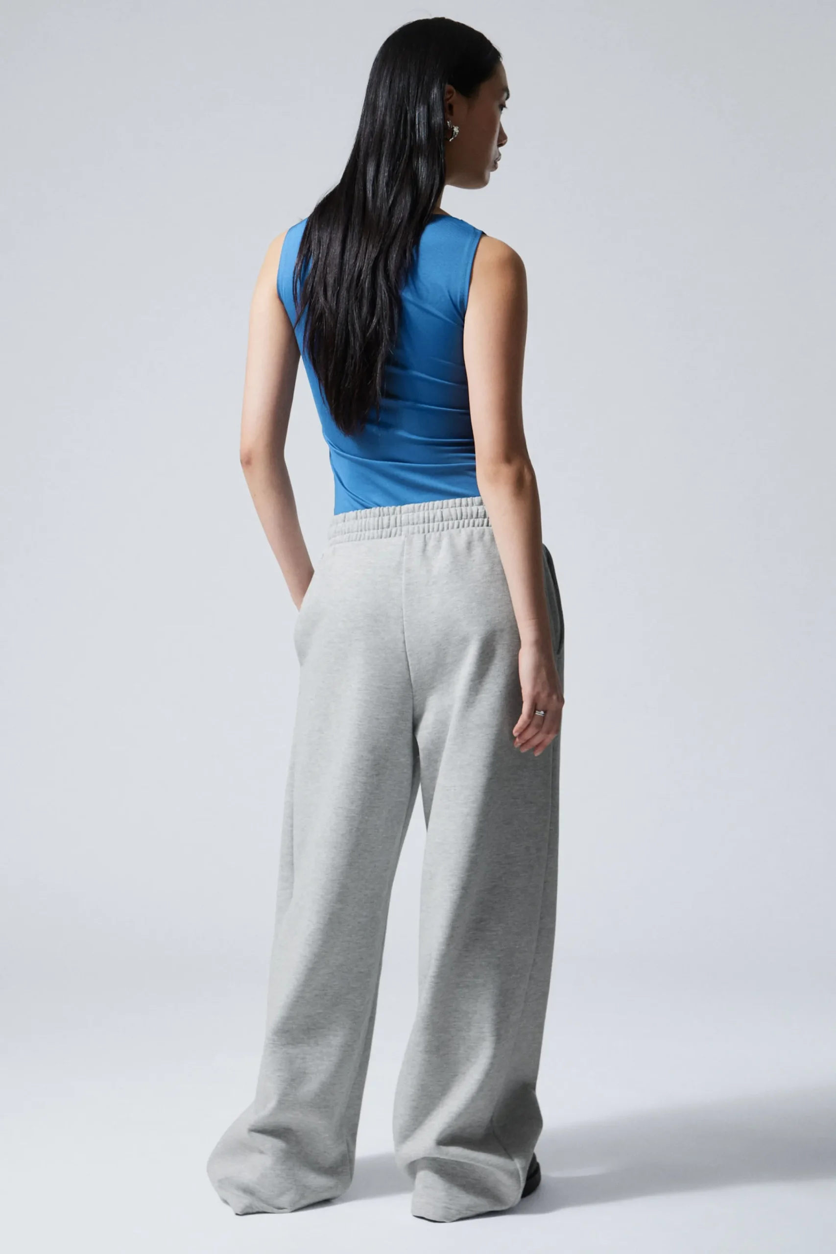 loose_long_heavyweight_sweatpants_3-1.webp Weekday Byxor | Basplagg<LOOSE LONG HEAVYWEIGHT SWEATPANTS