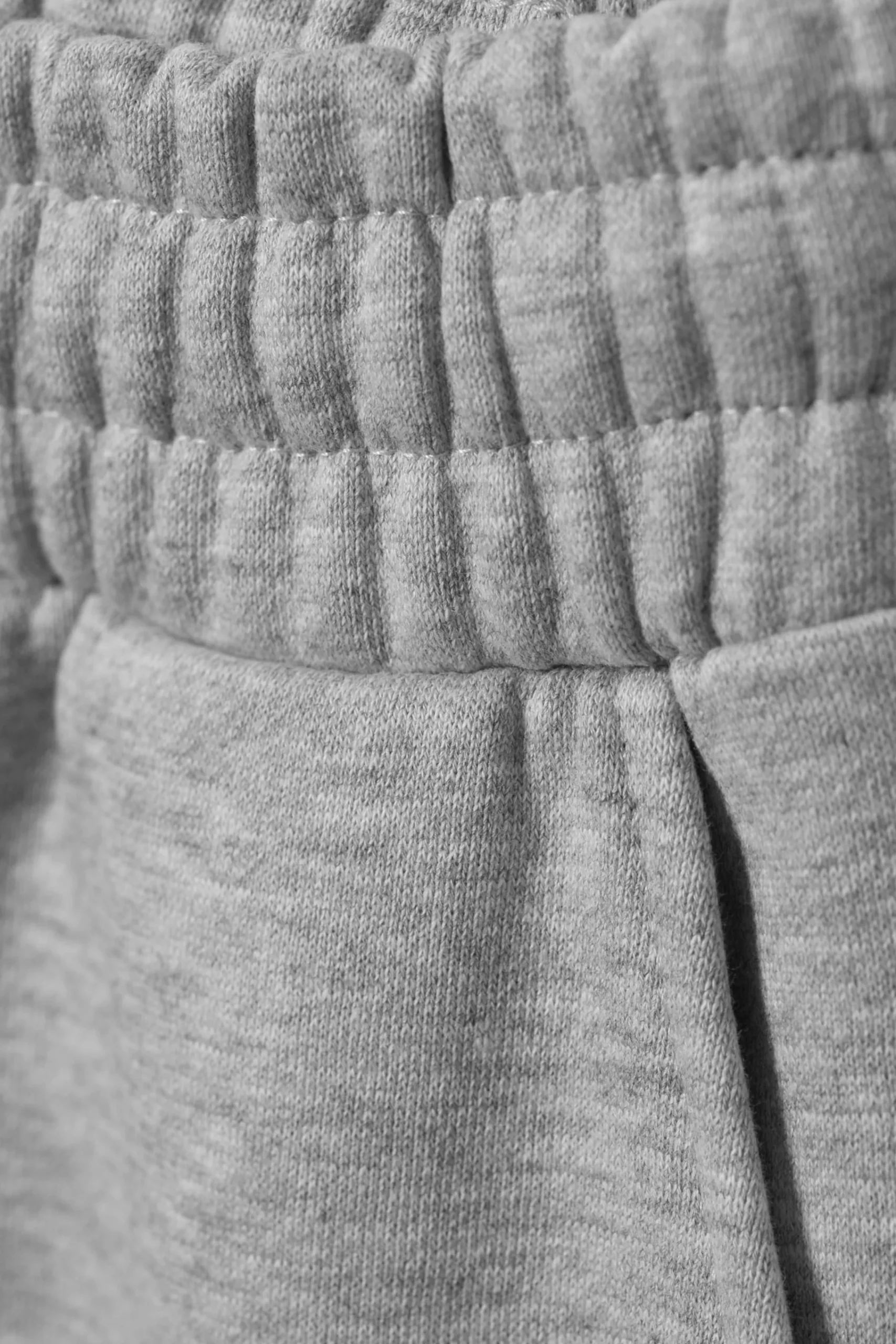loose_long_heavyweight_sweatpants_4.webp Weekday Byxor | Basplagg<LOOSE LONG HEAVYWEIGHT SWEATPANTS