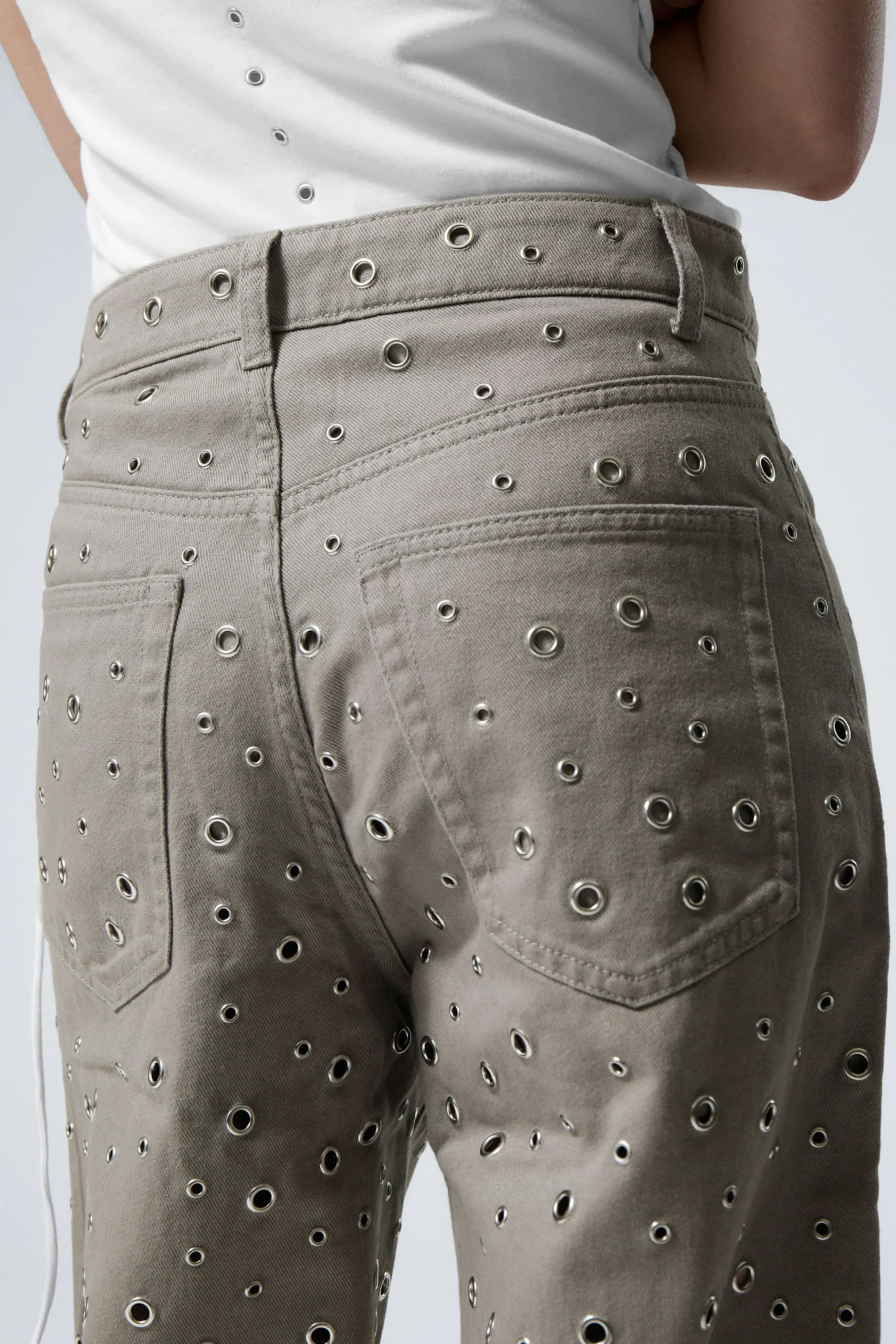 low_waist_loose_wide_leg_eyelet_twill_trousers_3.webp Weekday Byxor<LOW WAIST LOOSE WIDE LEG EYELET TWILL TROUSERS