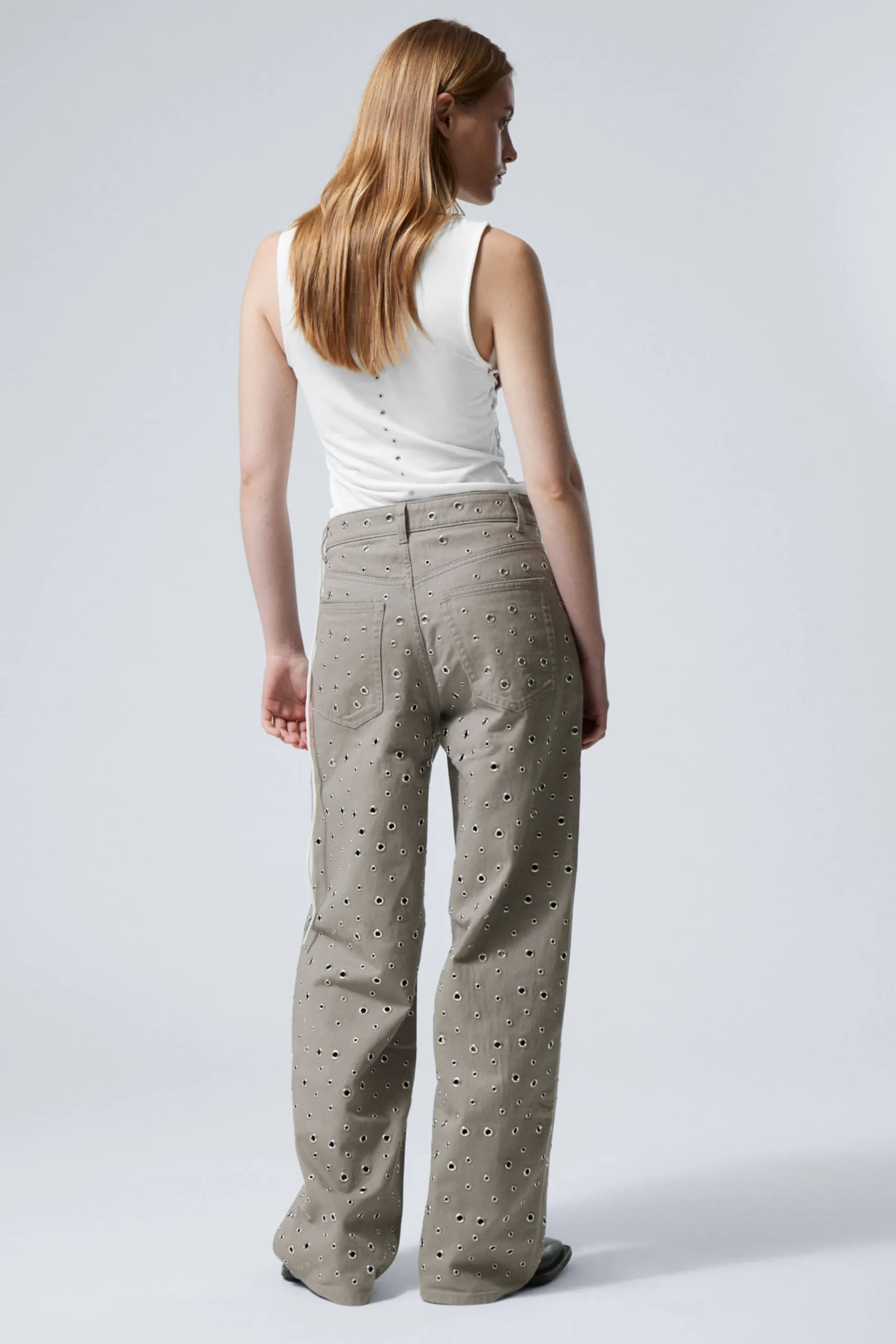 low_waist_loose_wide_leg_eyelet_twill_trousers_4.webp Weekday Byxor<LOW WAIST LOOSE WIDE LEG EYELET TWILL TROUSERS