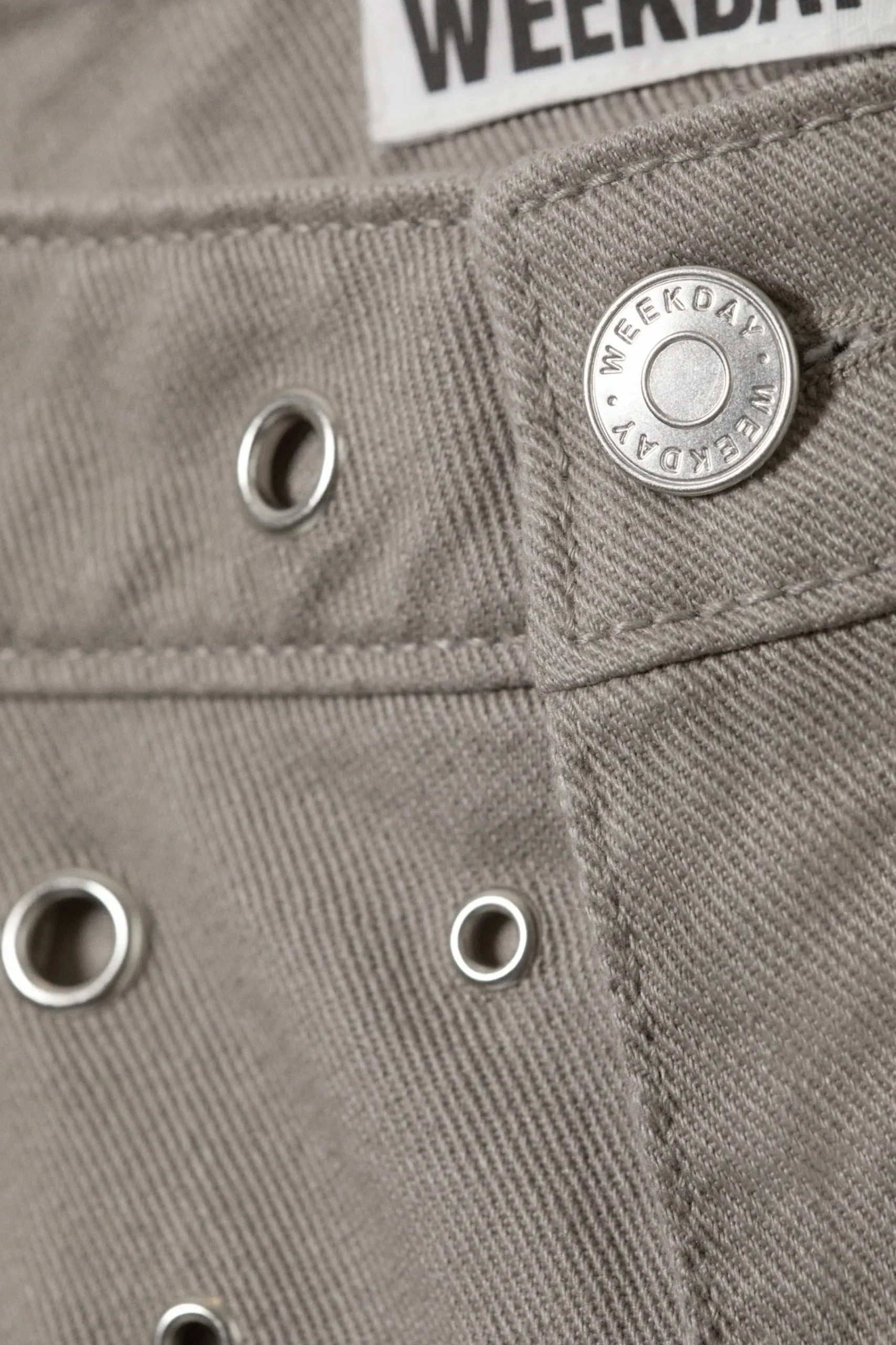 low_waist_loose_wide_leg_eyelet_twill_trousers_5.webp Weekday Byxor<LOW WAIST LOOSE WIDE LEG EYELET TWILL TROUSERS
