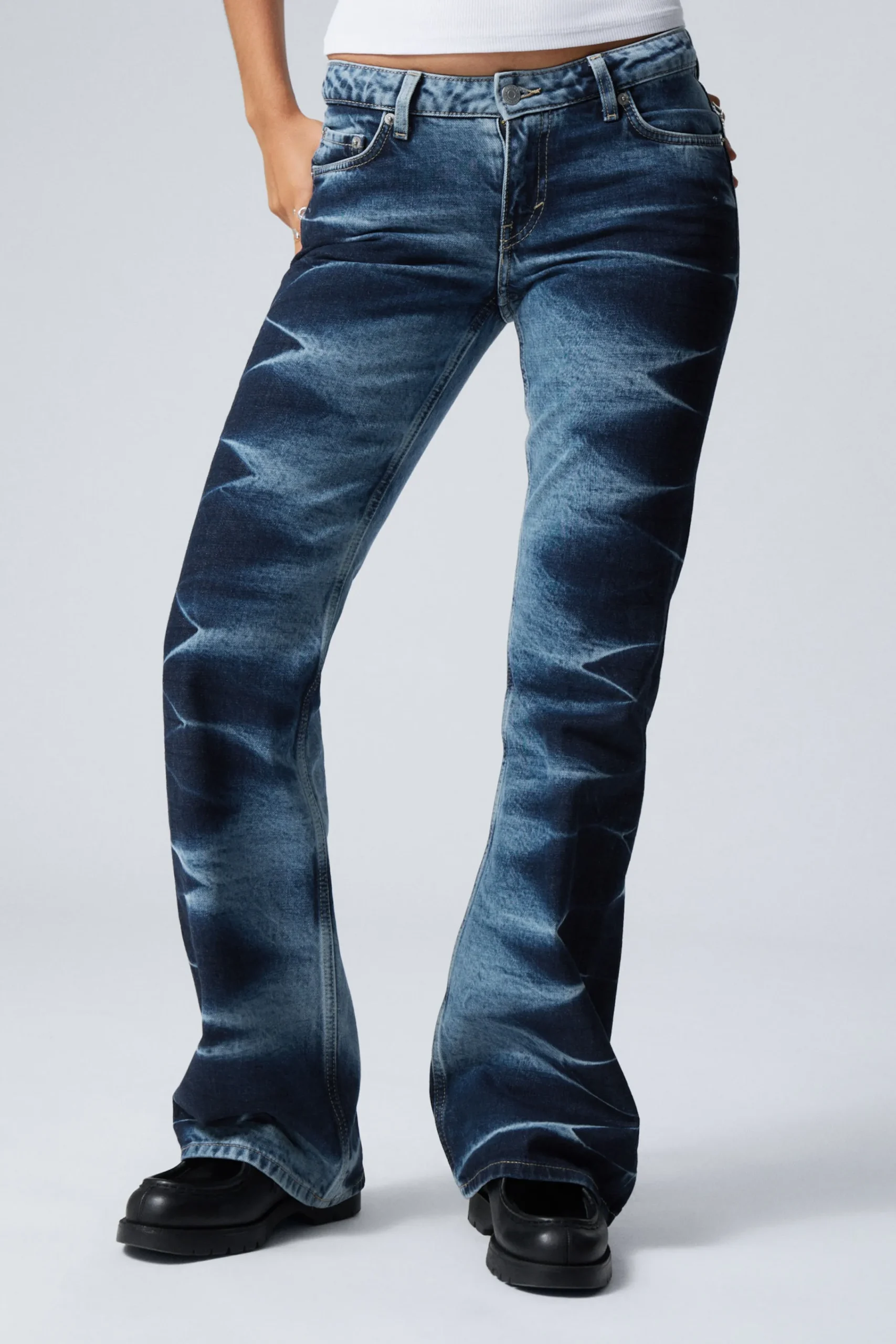 Weekday Jeans<NOVA LOW WAIST SLIM BOOTCUT JEANS