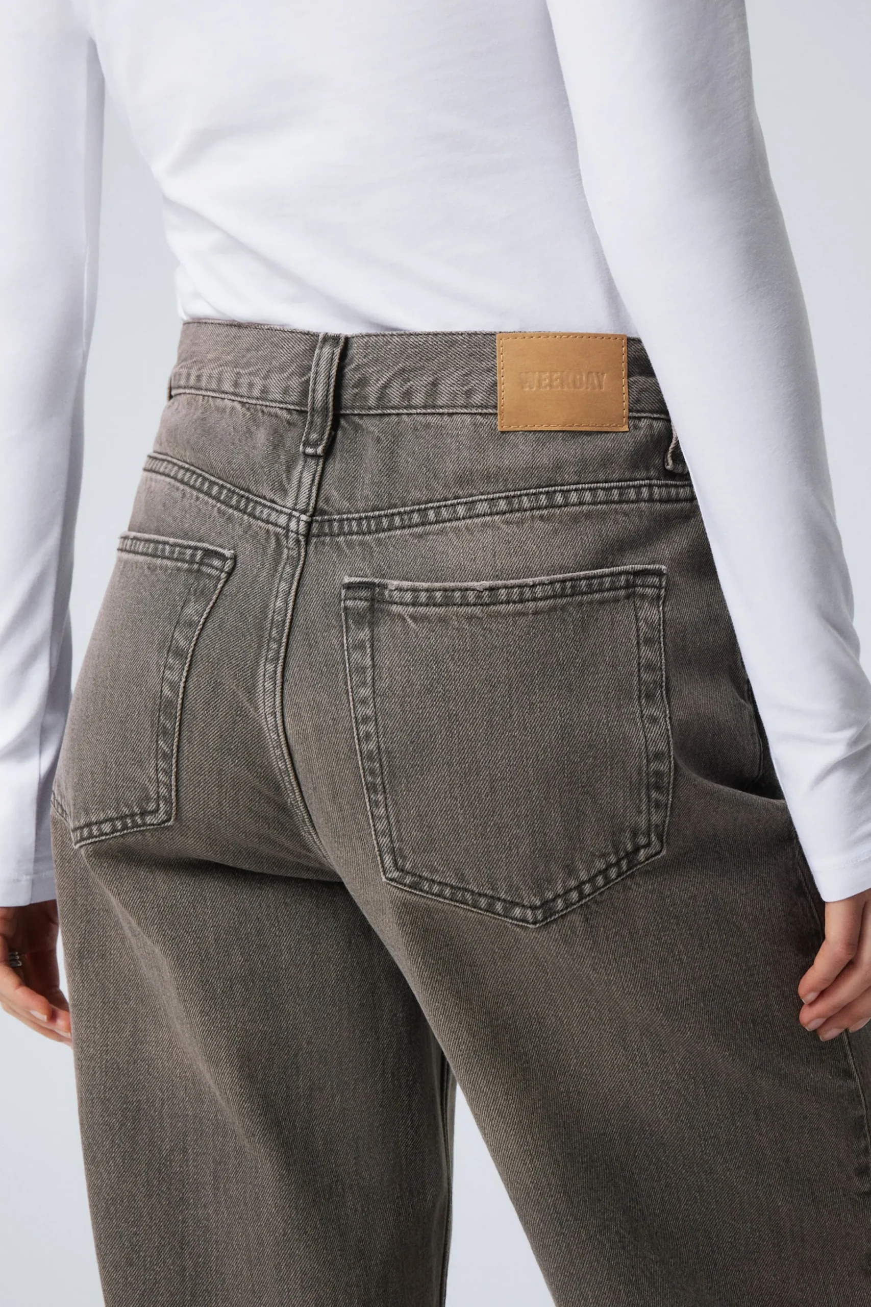 rail_mid_waist_loose_wide_leg_jeans_3-1.webp Weekday Jeans<RAIL MID WAIST LOOSE WIDE LEG JEANS