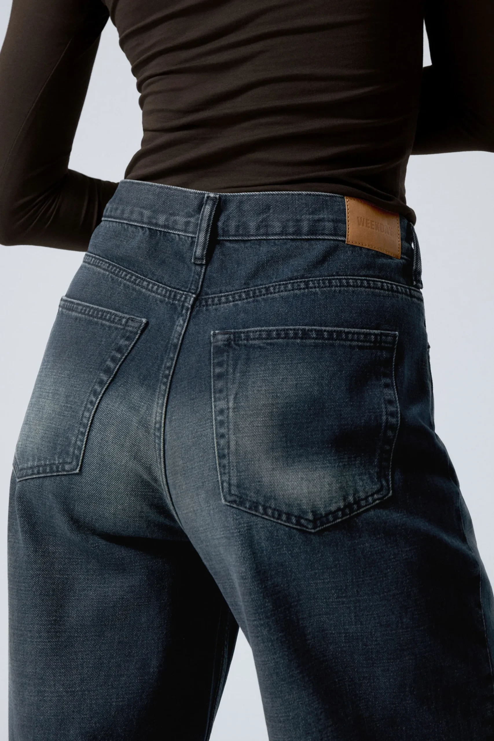 rail_mid_waist_loose_wide_leg_jeans_3-2.webp Weekday Jeans<RAIL MID WAIST LOOSE WIDE LEG JEANS