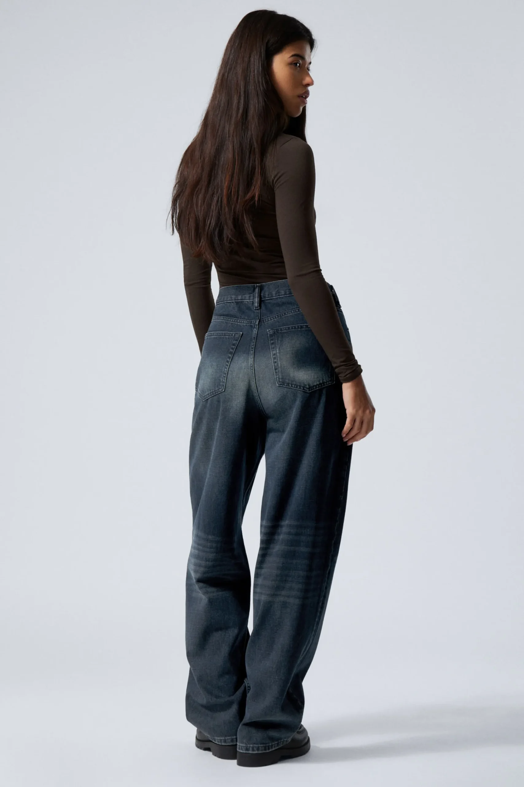 rail_mid_waist_loose_wide_leg_jeans_4-2.webp Weekday Jeans<RAIL MID WAIST LOOSE WIDE LEG JEANS