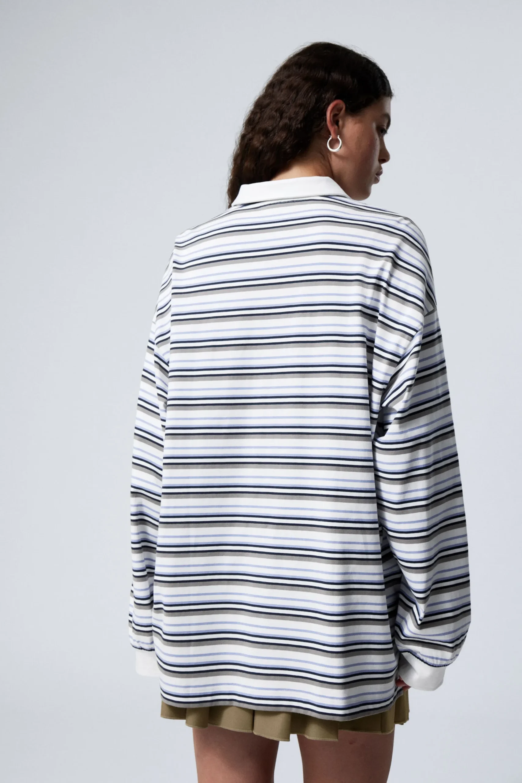 randig_oversized_piktrja_4.webp Weekday Toppar<RANDIG OVERSIZED PIKÉTRÖJA