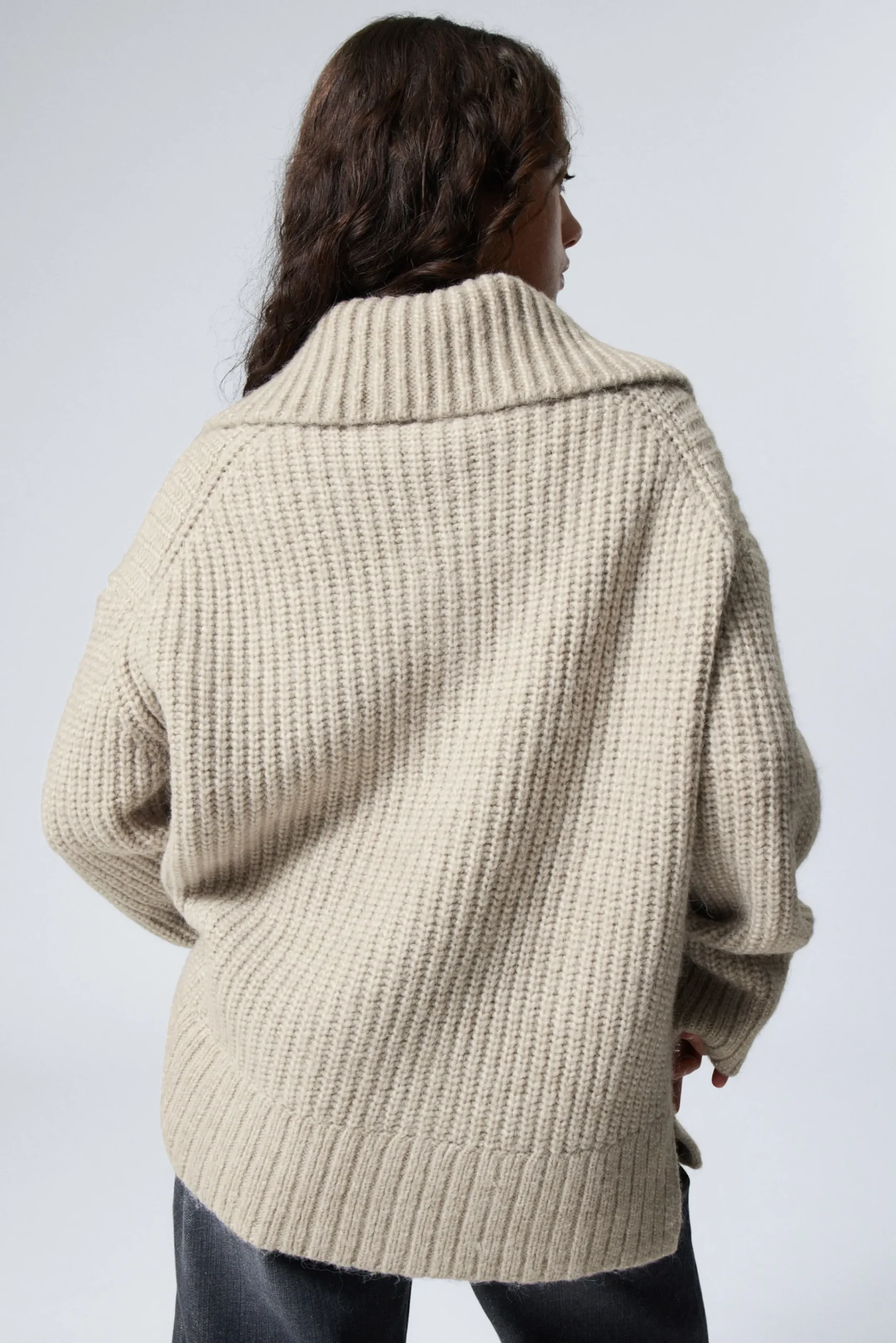 ribbstickad_turtleneck_med_dragkedja_3-1.webp Weekday Stickat<RIBBSTICKAD TURTLENECK MED DRAGKEDJA
