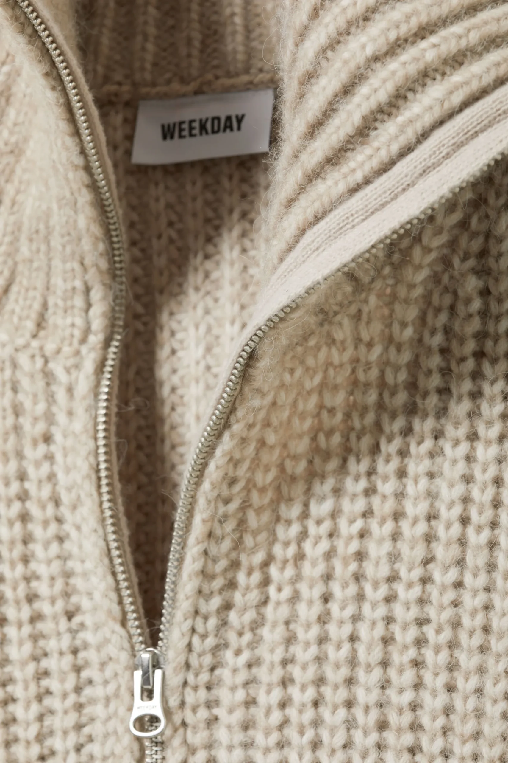 ribbstickad_turtleneck_med_dragkedja_4-1.webp Weekday Stickat<RIBBSTICKAD TURTLENECK MED DRAGKEDJA