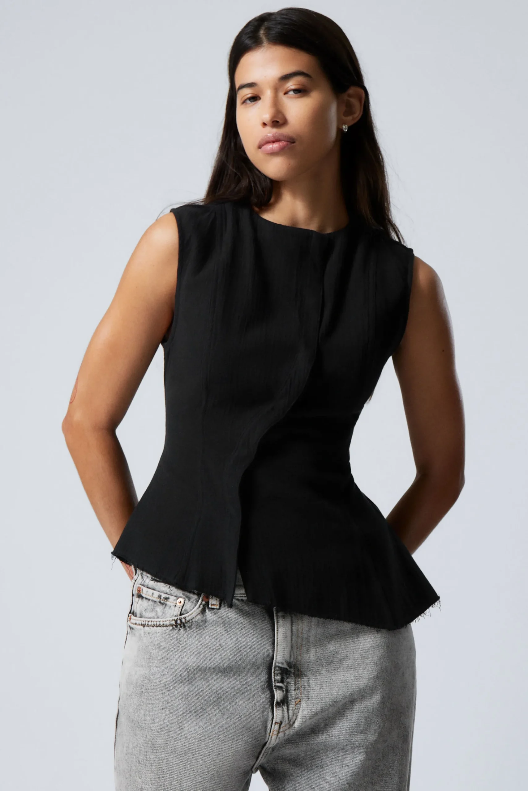 Weekday Toppar<ÄRMLÖS ASYMMETRISK PEPLUM TOPP