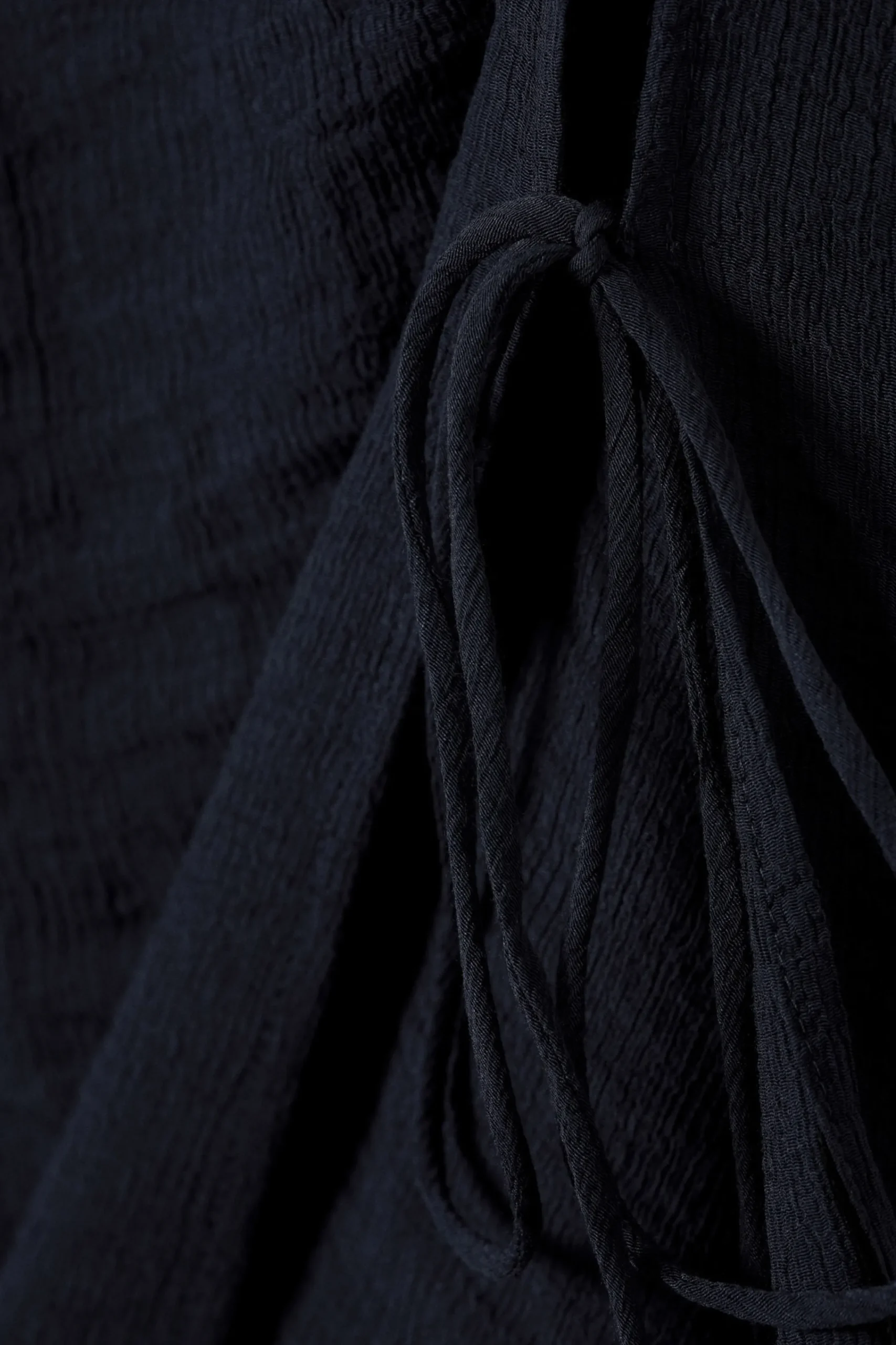 rmls_boatneck_knyttopp_1.webp Weekday Toppar<ÄRMLÖS BOAT-NECK KNYT-TOPP