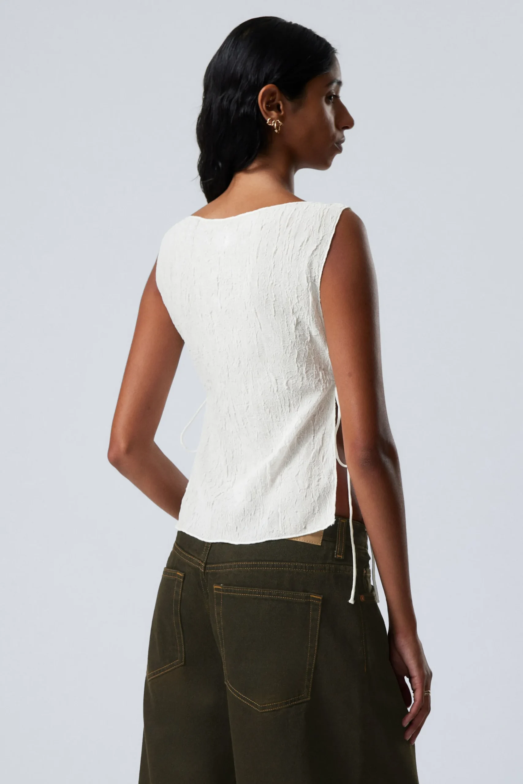 rmls_boatneck_knyttopp_3.webp Weekday Toppar<ÄRMLÖS BOAT-NECK KNYT-TOPP