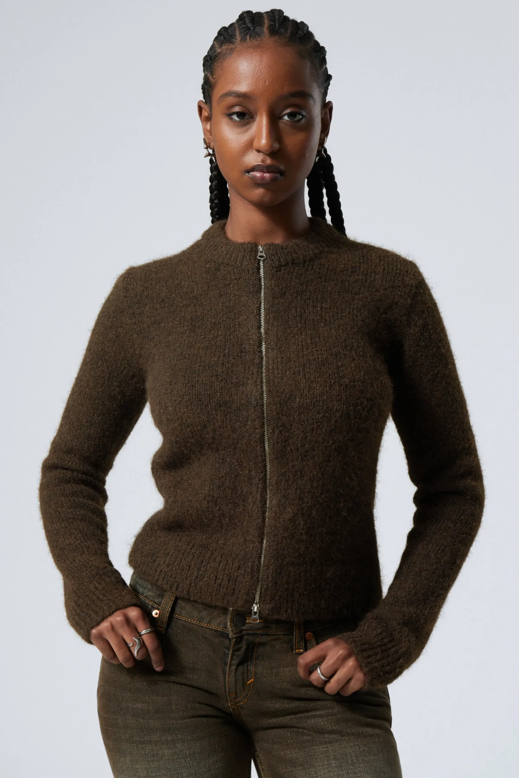 Weekday Stickat<SMAL STICKAD CARDIGAN MED DRAGKEDJA