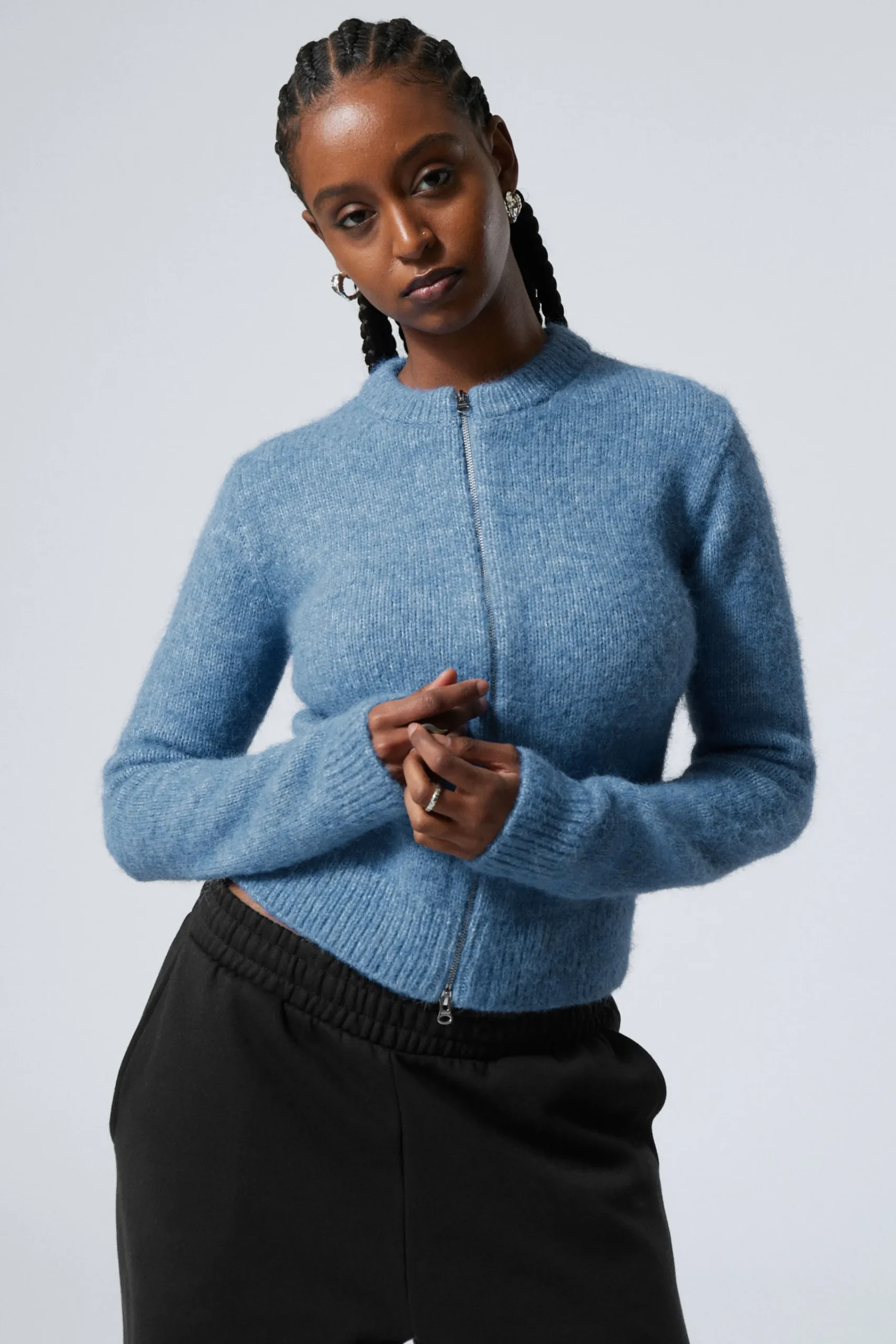 Weekday Stickat<SMAL STICKAD CARDIGAN MED DRAGKEDJA