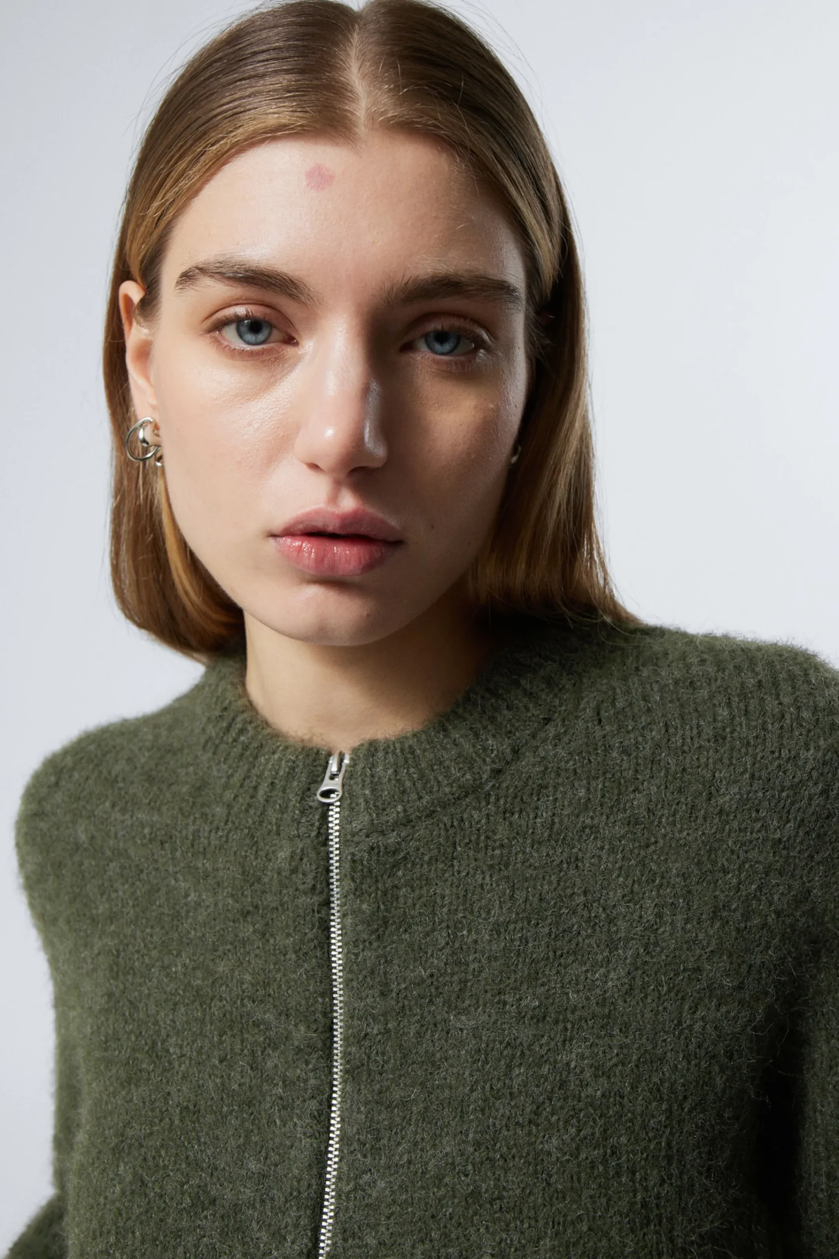 Weekday Stickat<SMAL STICKAD CARDIGAN MED DRAGKEDJA