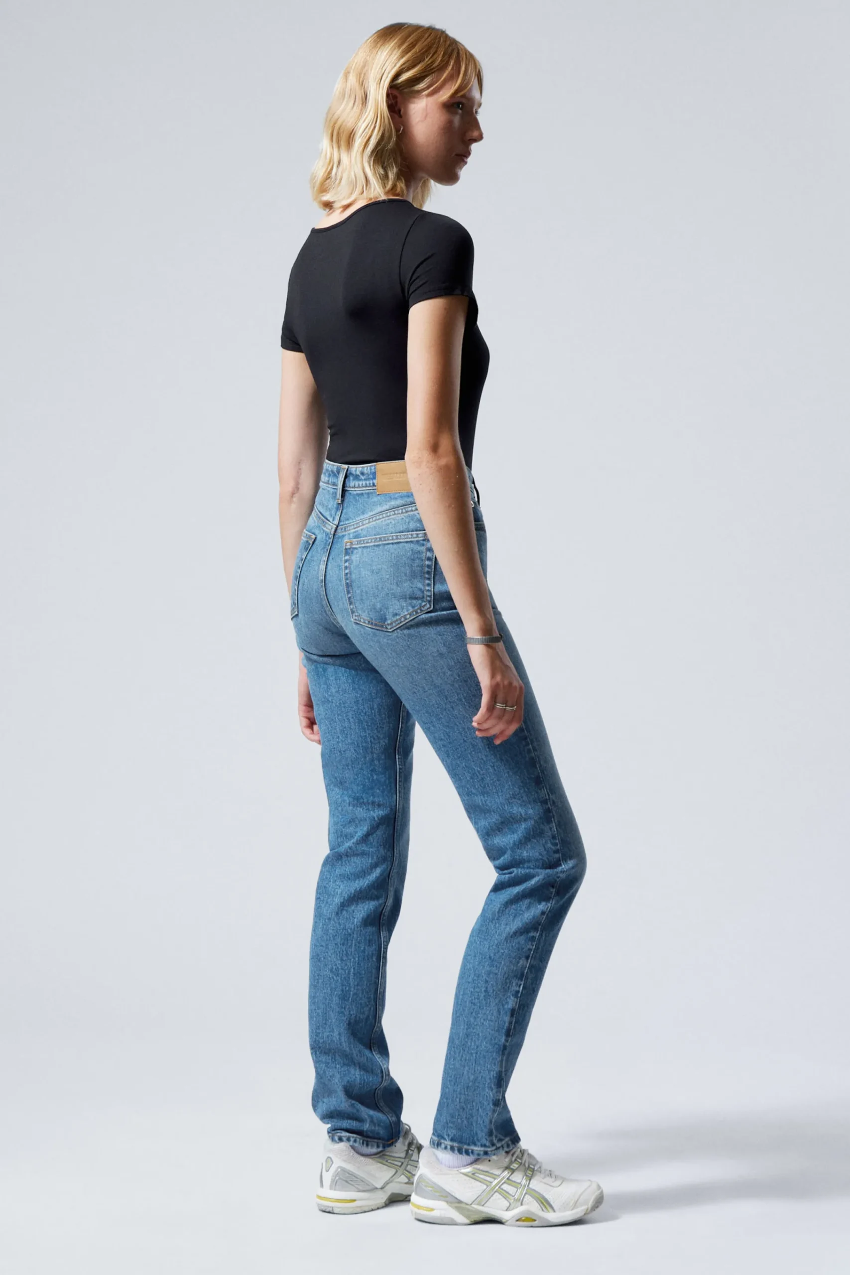 smooth_high_waist_slim_leg_jeans_4.webp Weekday Jeans<SMOOTH HIGH WAIST SLIM LEG JEANS