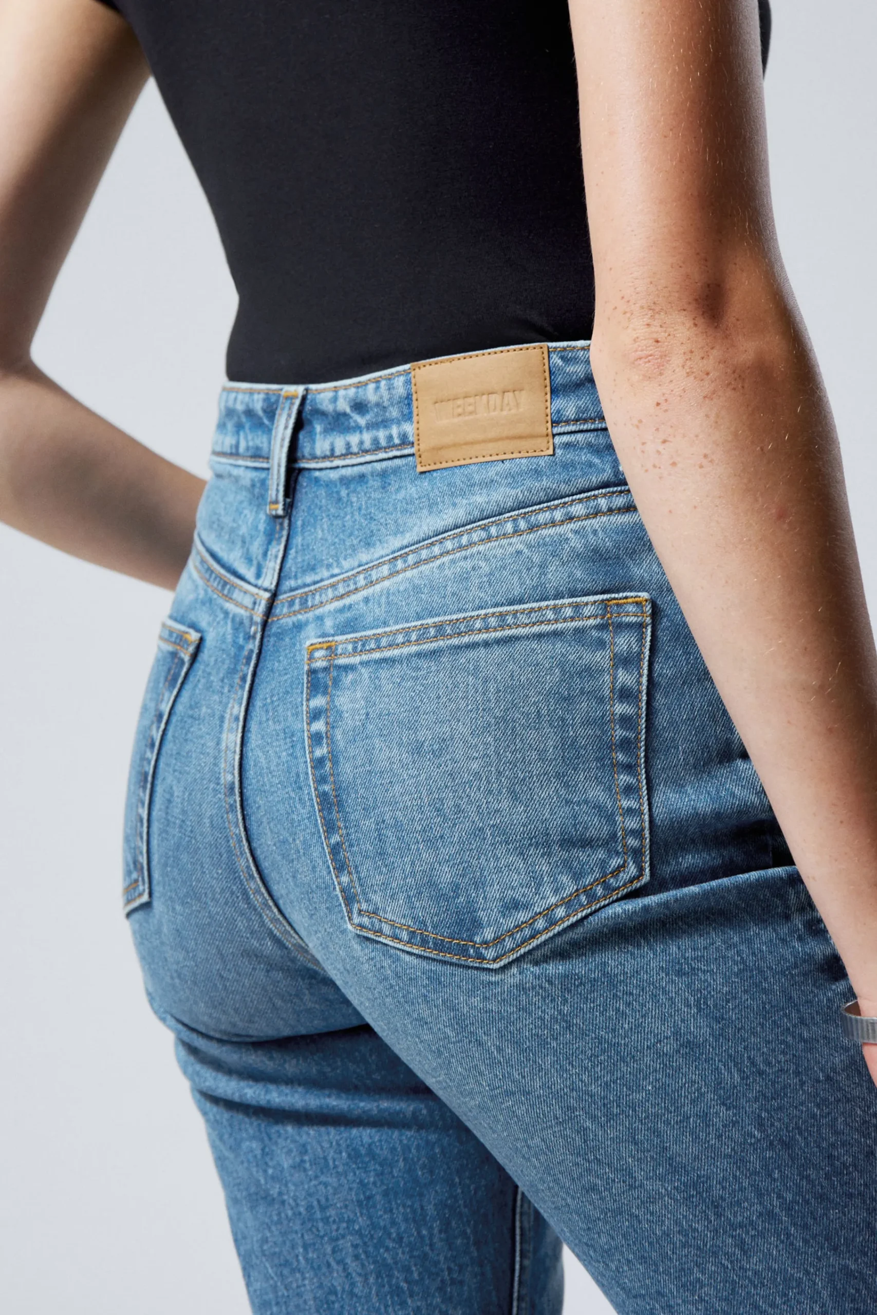 smooth_high_waist_slim_leg_jeans_5.webp Weekday Jeans<SMOOTH HIGH WAIST SLIM LEG JEANS