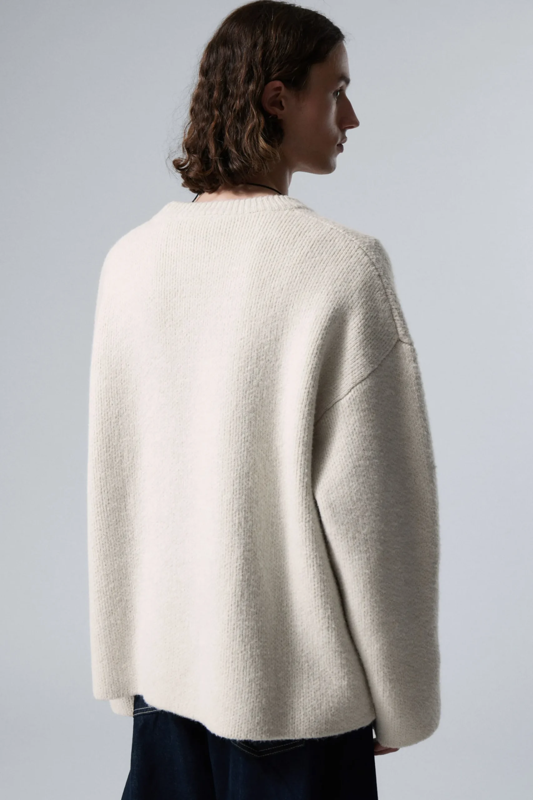 teo_oversized_wool_blend_knit_sweater_3-1.webp Weekday Stickat<TEO OVERSIZED WOOL BLEND KNIT SWEATER