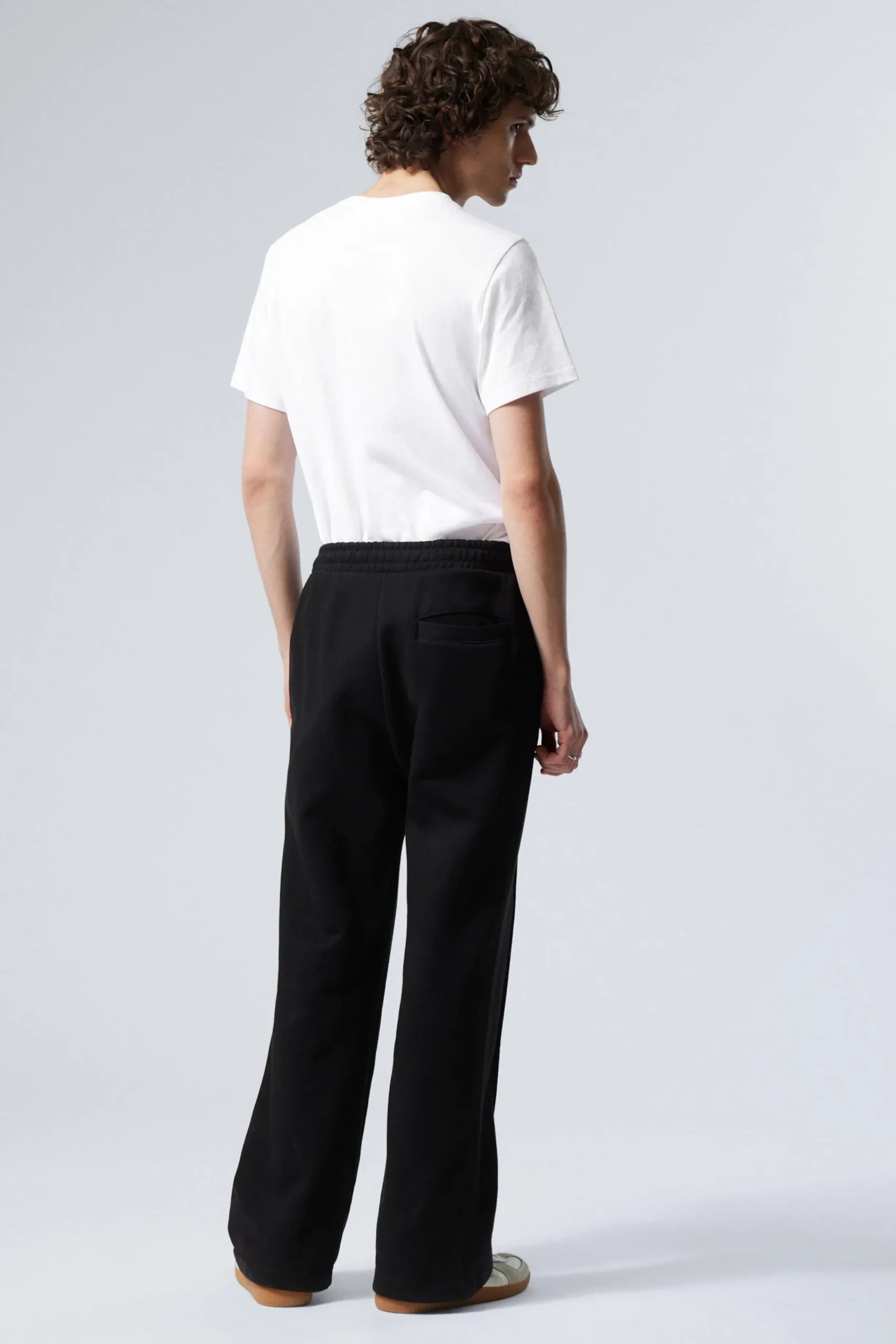 utsvngd_lediga_sweatpants_3.webp Weekday Byxor<UTSVÄNGD LEDIGA SWEATPANTS